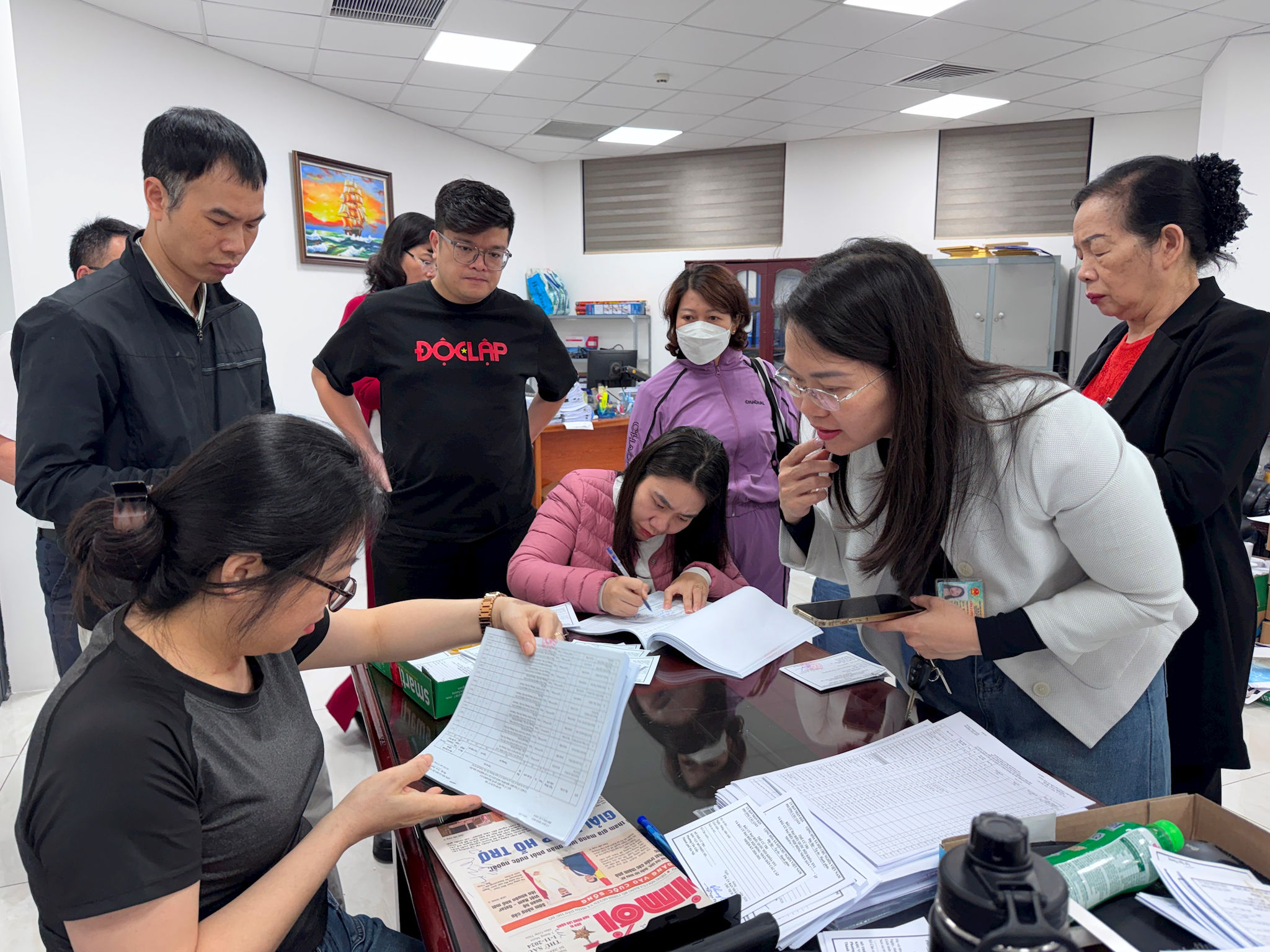 Lực lượng chức năng phường Cầu Giấy ứng trực làm nhiệm vụ cấp thẻ cử tri cho nhân dân. Ảnh: Vân Nhi