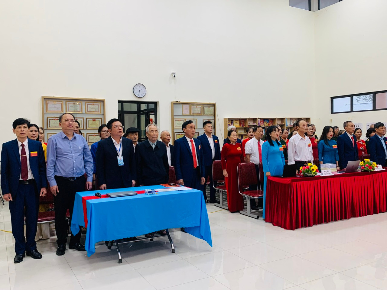 Lãnh đạo xã Thiên Lộc và các đại biểu dự lễ chào cờ khai mạc bầu cử. Ảnh: Hiền Phương.