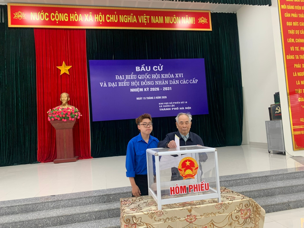Cử tri cao tuổi nhất tại khu vực bỏ phiếu số 18, thôn Cầu Thăng Long Tạ Quang Trịch tham gia bỏ phiếu. hờ công tác chuẩn bị kỹ lưỡng, việc tổ chức khai mạc và bỏ phiếu trong buổi sáng 15-3 tại các khu vực bầu cử của xã diễn ra nghiêm túc, trật tự, đúng quy định của pháp luật, thể hiện tinh thần trách nhiệm và ý thức công dân của người dân địa phương. Các cử tri bày tỏ phấn khởi khi được trực tiếp lựa chọn những đại biểu tiêu biểu đại diện cho ý chí, nguyện vọng của nhân dân. Cử tri Tạ Quang Tr