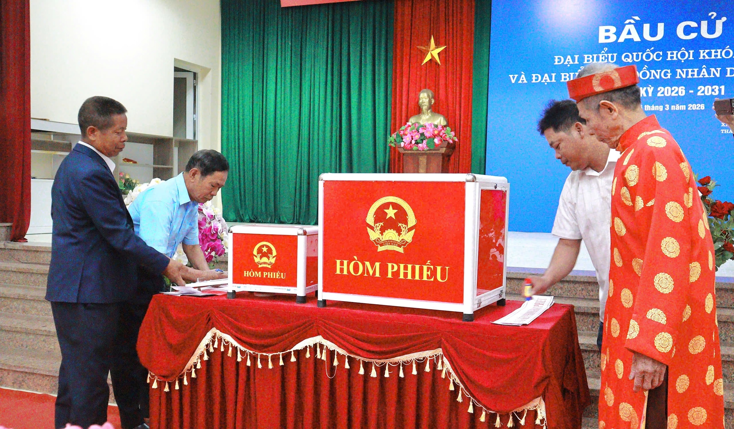 Quy trình kiểm tra và niêm phong hòm phiếu trước khi thực hiện bỏ phiếu. Ảnh: Ngu