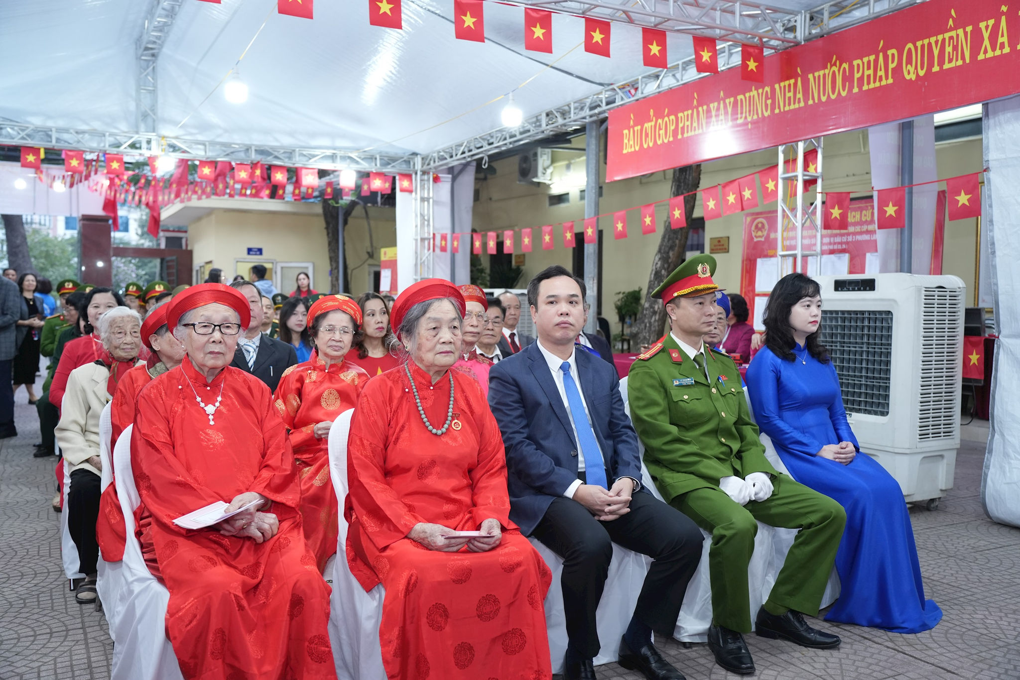 Đại diện lãnh đạo phường Láng cùng các cử tri trên địa bàn dự lễ khai mạc