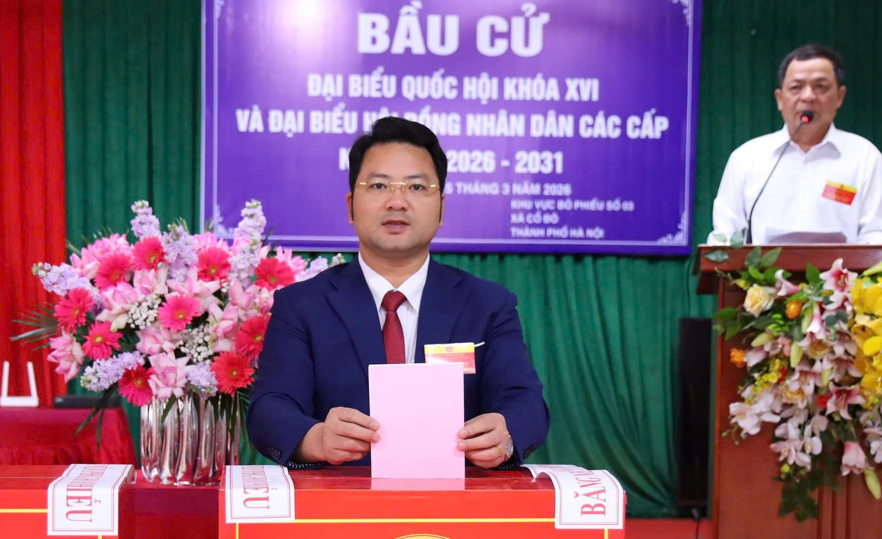 Phó Bí thư Đảng ủy, Chủ tịch UBND xã Cổ Đô Hoàng Trúc Phong bỏ phiếu bầu cử