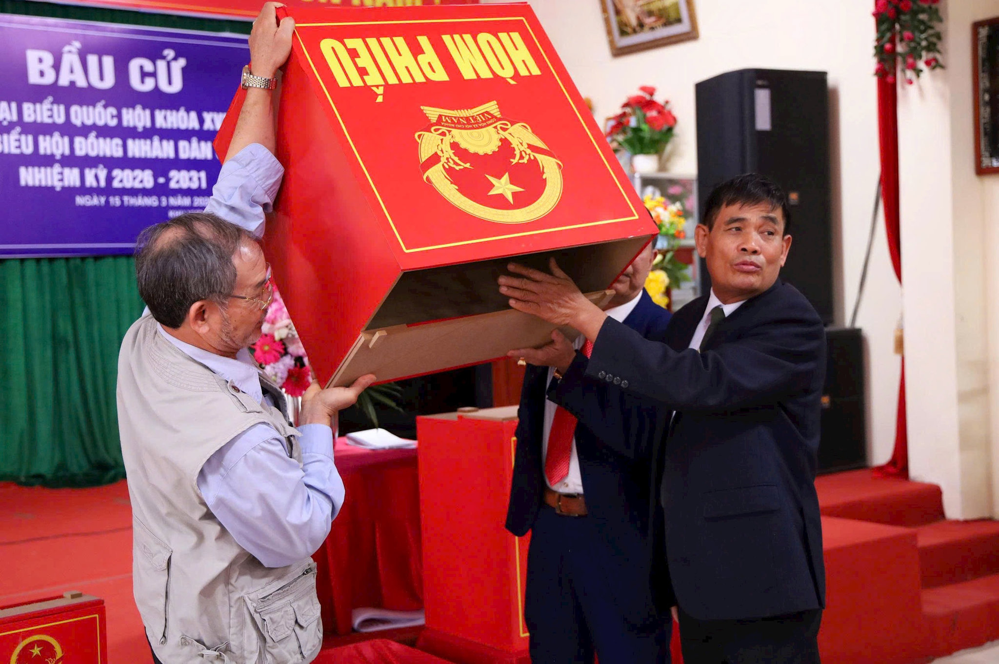 Cử tri xã Cổ Đô kiểm tra bên trong hòm phiếu tại khu vực bỏ phiếu số 23