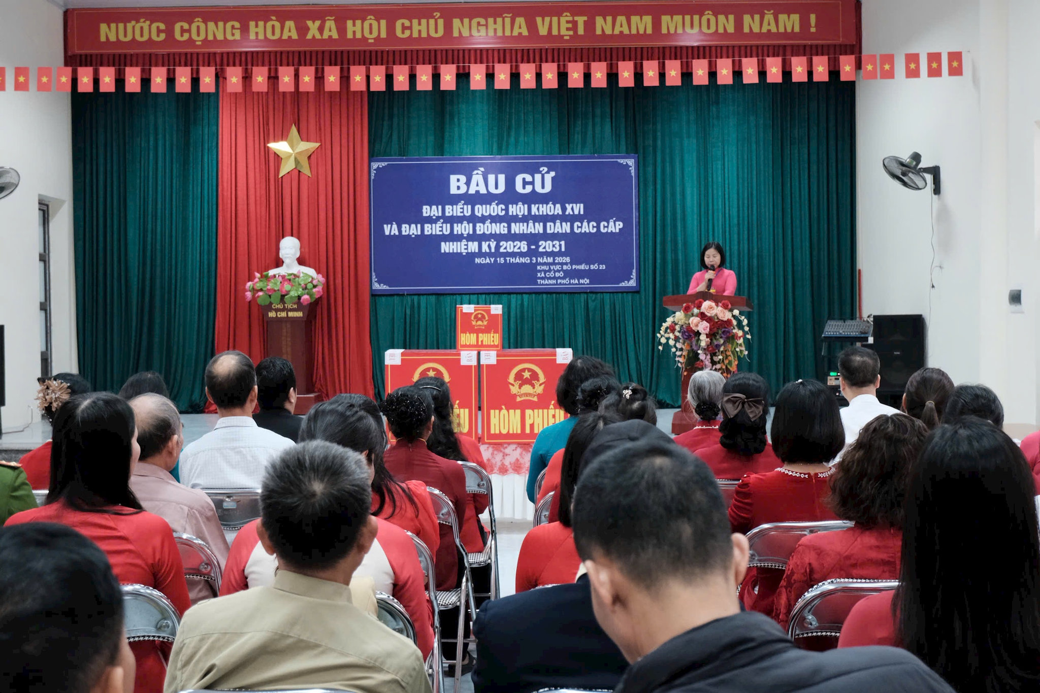Gần 7 giờ, điểm bầu cử số 23, xã Cổ Đô (TP Hà Nội) bắt đầu các chương trình chuẩn bị cho
