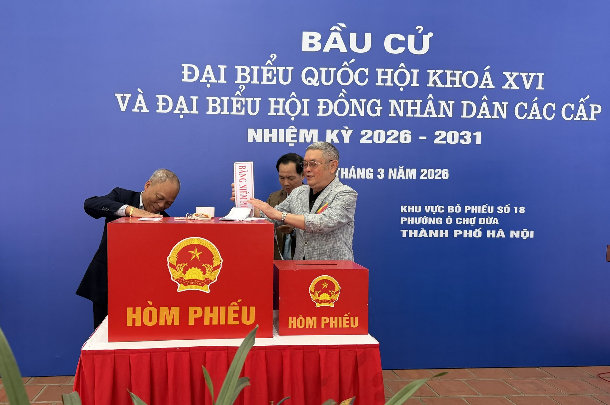 Tổ bầu cử kiểm tra, niêm phong hòm phiếu. Ảnh: Võ Giang