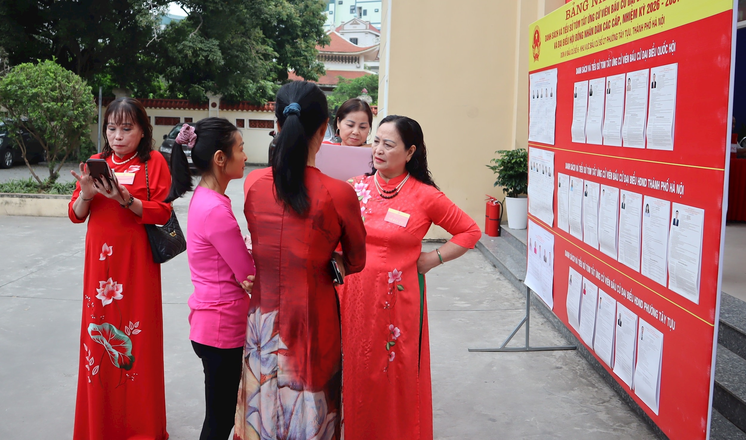 Cử tri phấn khởi đi bầu cử. Ảnh 