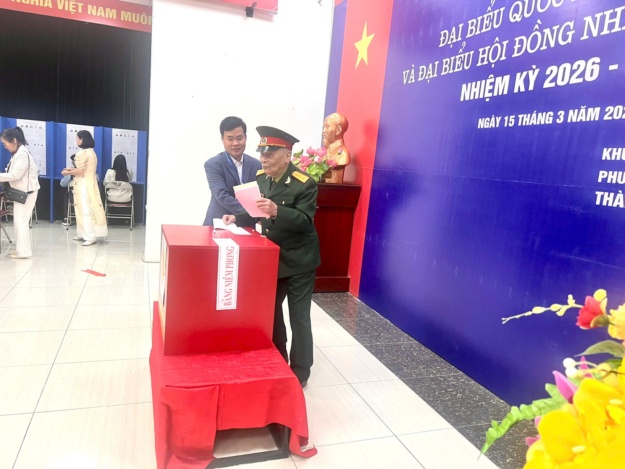 Người cao tuổi bỏ phiếu tại khu vực bỏ phiếu số 13.