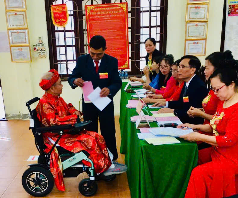 Nhiều cử tri ở xã Tam Hưng đi bỏ phiếu từ sáng sớm. Ảnh: An