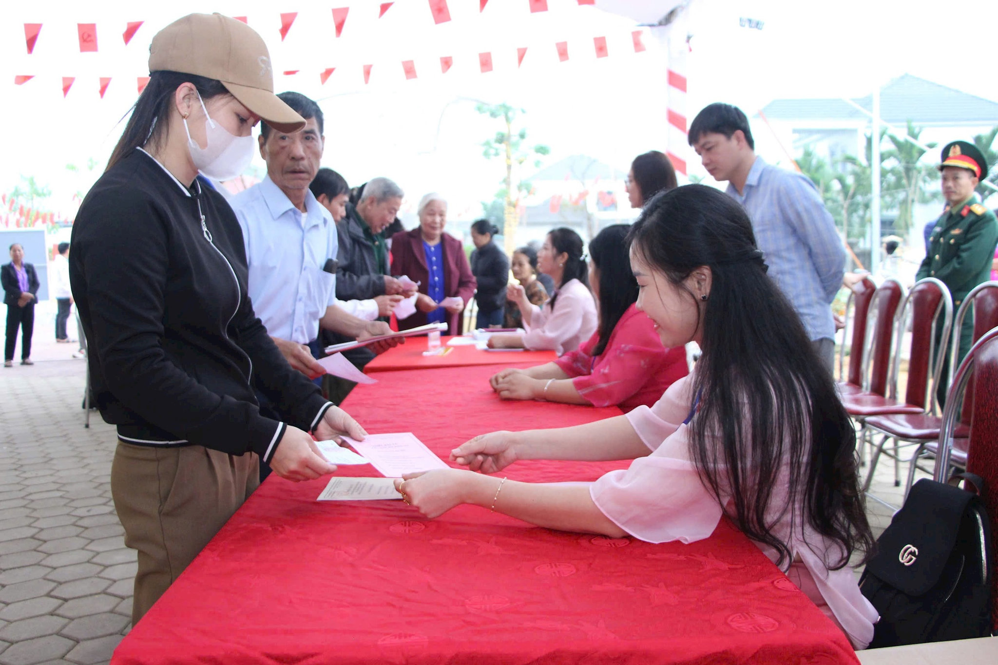 Người dân mang theo thẻ cử tri tới các điểm bỏ phiếu để thực hiện công tác bầu cử.