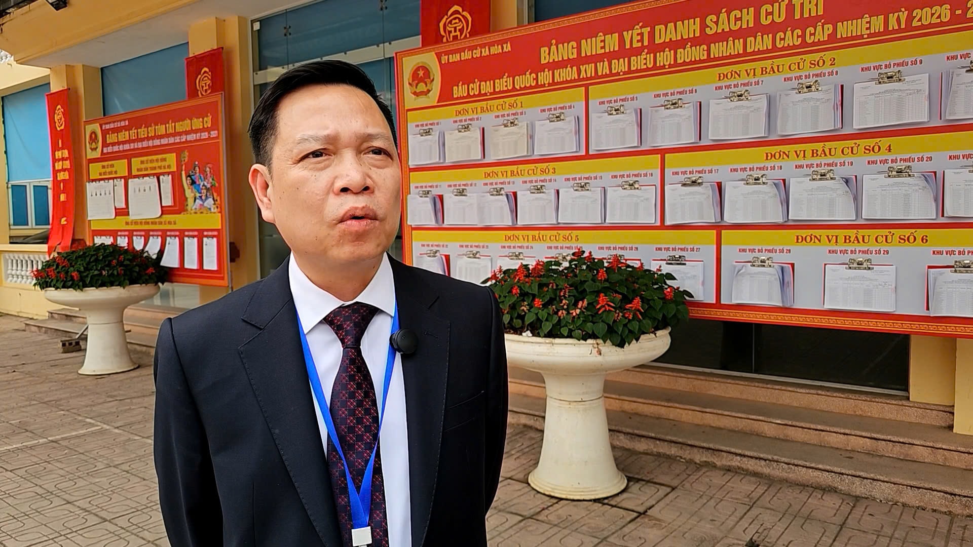 Phó Bí thư Đảng ủy, Chủ tịch UBND xã Hòa Xá, Phó Trưởng ban Chỉ đạo bầu cử, Phó Chủ tịch Ủy ban Bầu cử xã Dương Tuấn Anh thông tin về tình hình công tác bầu cử trên địa bàn x. Ảnh: PV