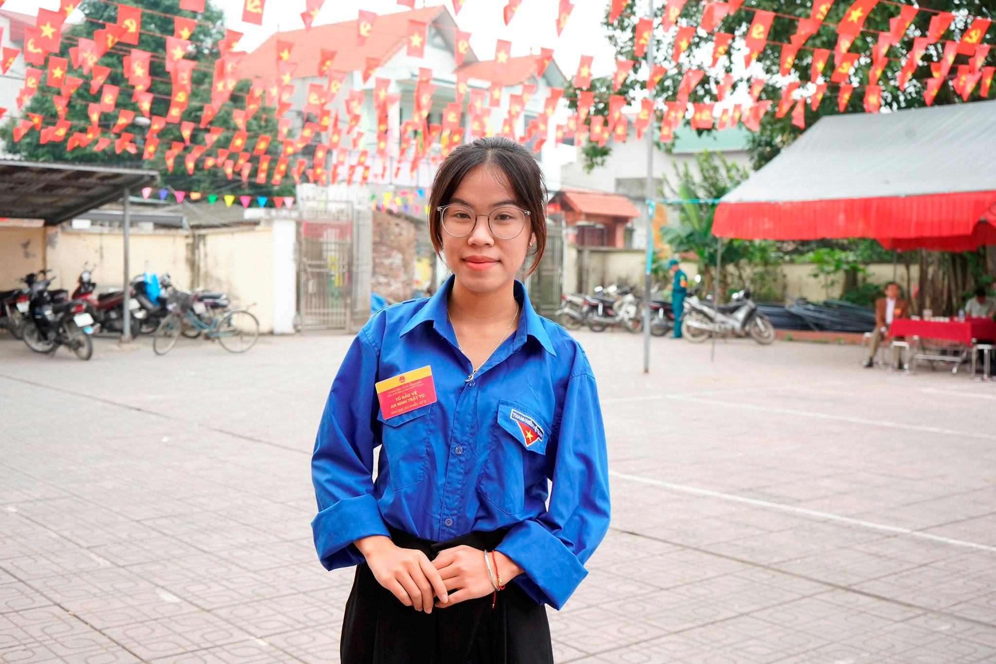 Cử tri Nguyễn Thị Huyền Diệu, 20 tuổi, lần đầu tiên tham gia bầu cử, không giấu được niềm xúc động và tự hào khi cầm trên tay lá phiếu của mình. Diệu chia sẻ rằng trước ngày bầu cử, cô đã chủ động tìm hiểu thông tin về các ứng cử viên thông qua các buổi tiếp xúc cử tri, hệ thống niêm yết tại địa phương và các kênh thông tin chính thống. “Được trực tiếp tham gia lựa chọn những người đại diện cho ý chí, nguyện vọng của nhân dân là trải nghiệm rất ý nghĩa, tôi cảm thấy mình trưởng thành hơn khi thự