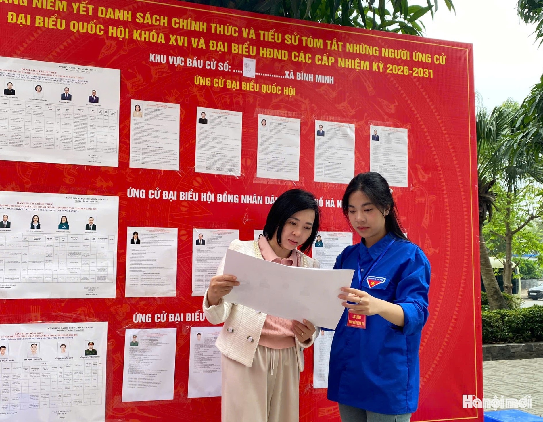 Chị Nguyễn Thị Nguyệt (bên trái) đang được lực lượng thanh niên tại khu vực bỏ phiếu số 5, xã Bình Minh hướng dẫn thủ tục bầu cử. Ảnh Đ.Đ