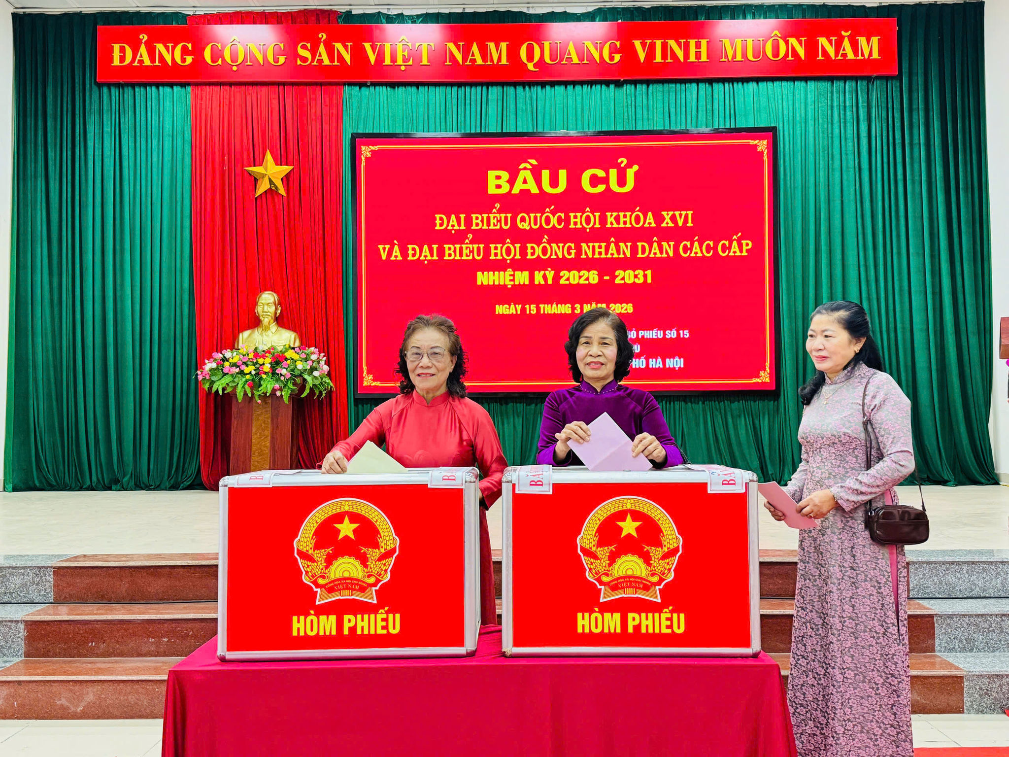 Những lá phiếu đầu tiên đã được cử tri xã Nam Phù bỏ vào hòm phiếu. Ảnh: Bảo Thoa