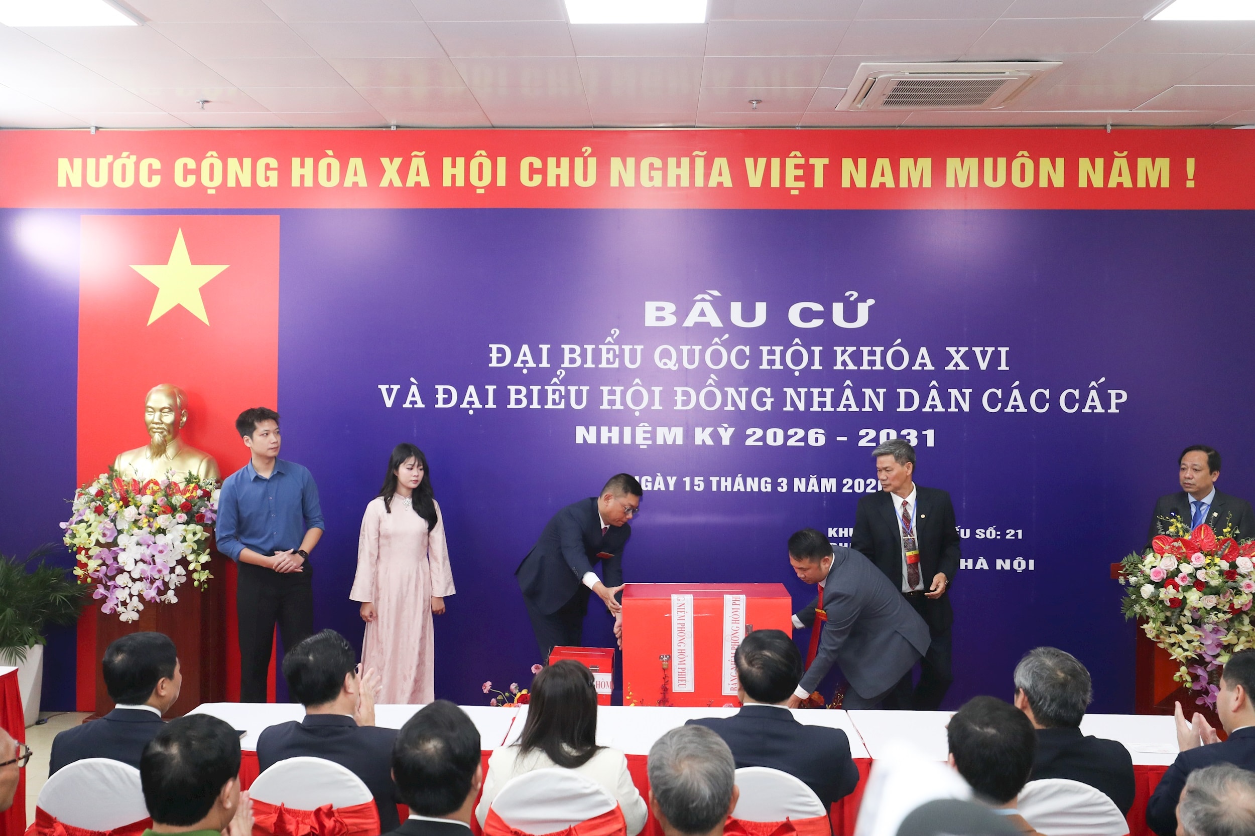 Đại diện Ban kiểm phiếu thực hiện niêm phong hòm phiếu. Ảnh: Ngọc Tú