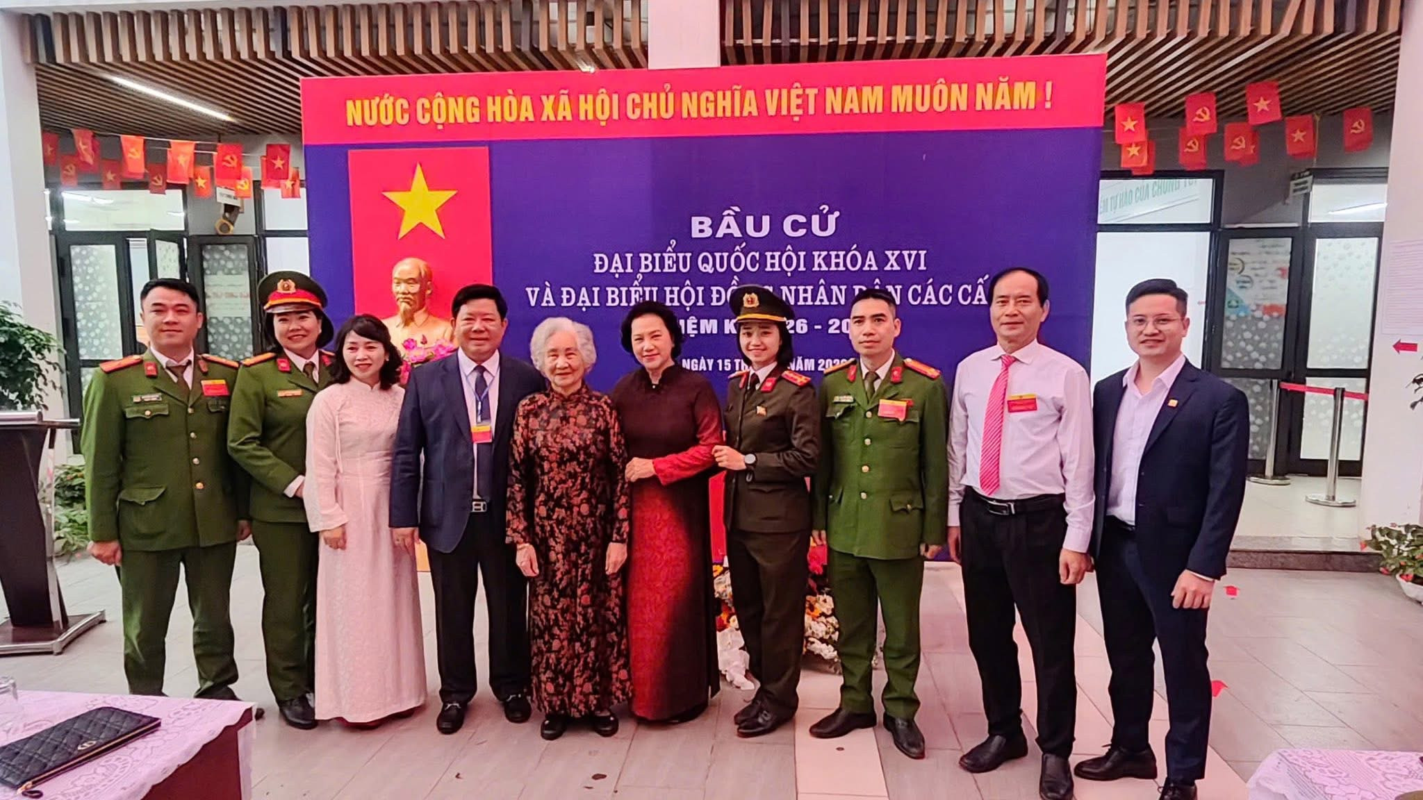 Đoàn viên thanh niên phường Tây Hồ tham dự lễ khai mạc bầu cử tại khu vực bỏ phiếu số 24 thuộc đơn vị bầu cử số 8. Ảnh: PV