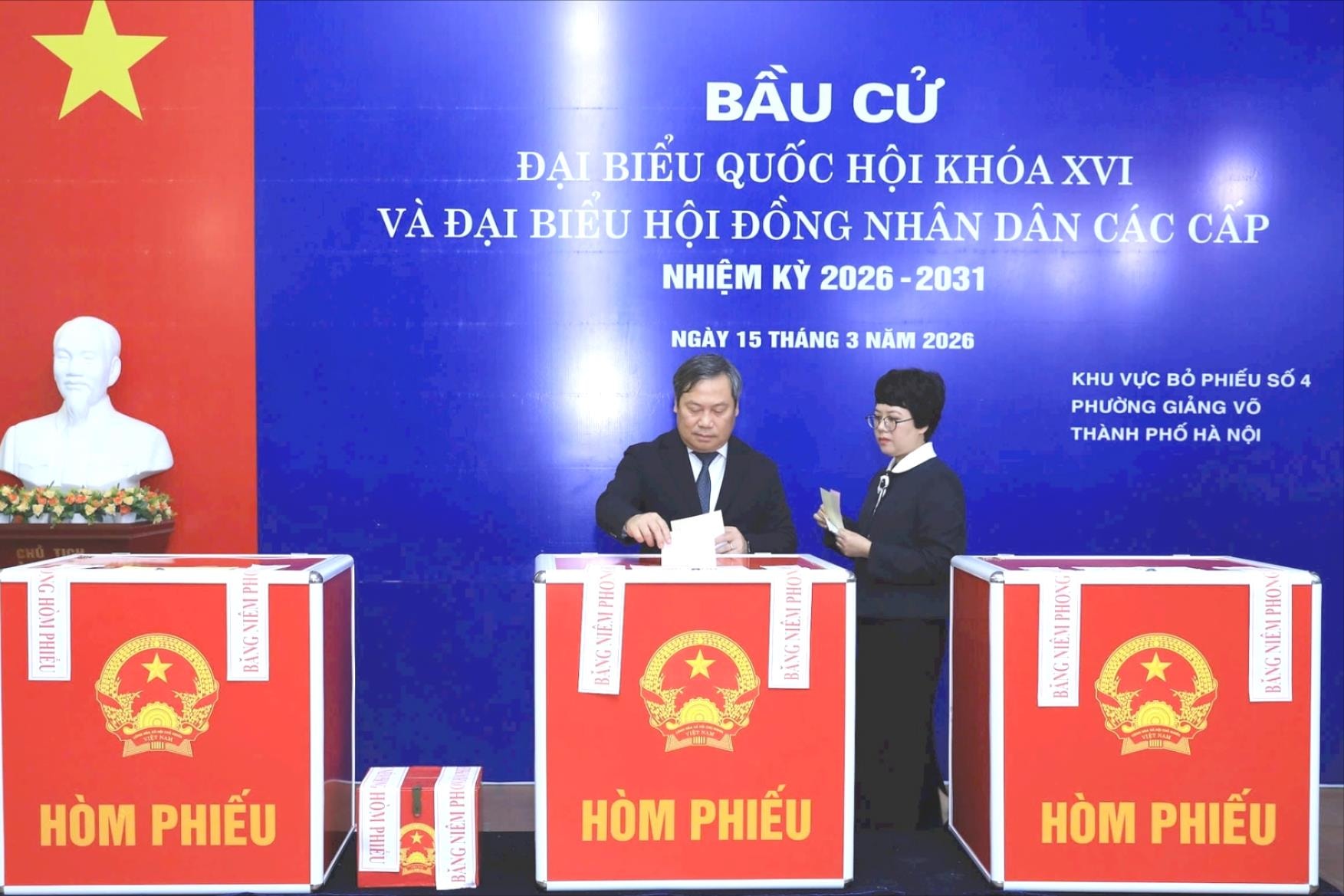 Chủ tịch UBND TP Hà Nội Vũ Đại Thắng bỏ phiếu bầu cử tại phường Giảng Võ