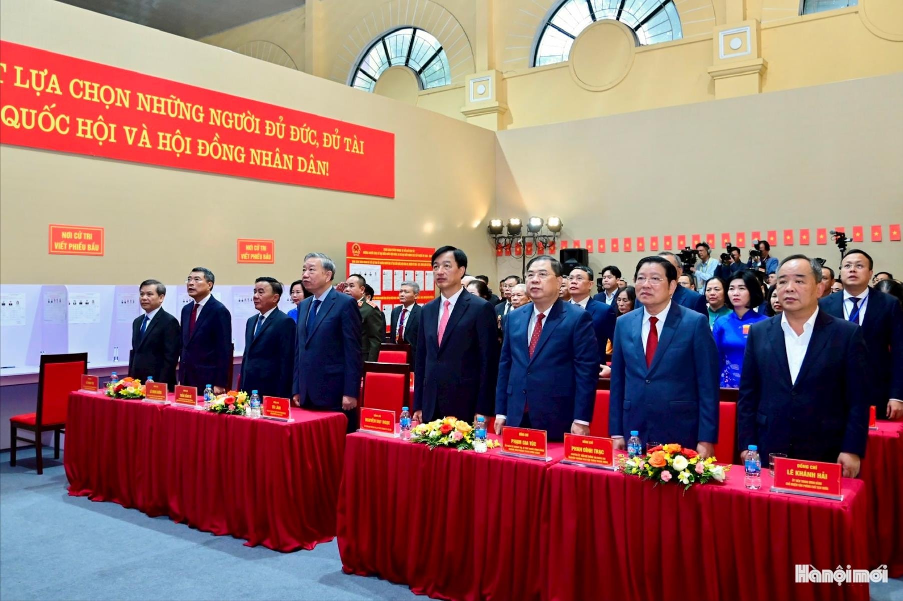 Các đại biểu làm lễ chào cờ.