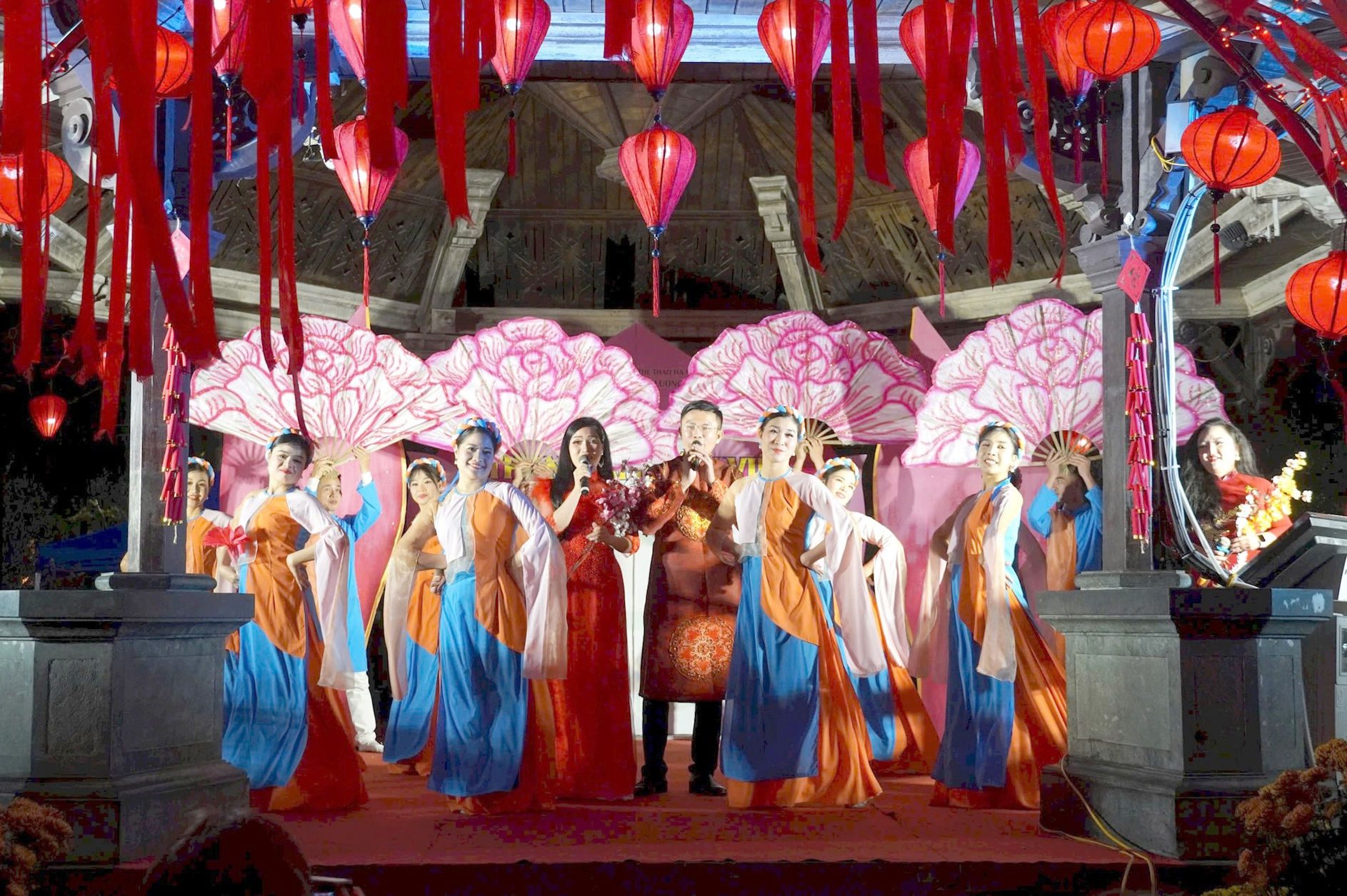 mot-tiet-muc-cua-nha-hat-cai-luong-ha-noi-bieu-dien-tai-nha-bat-giac-vuon-hoa-ly-thai-to-phuong-hoan-kiem-..jpg
