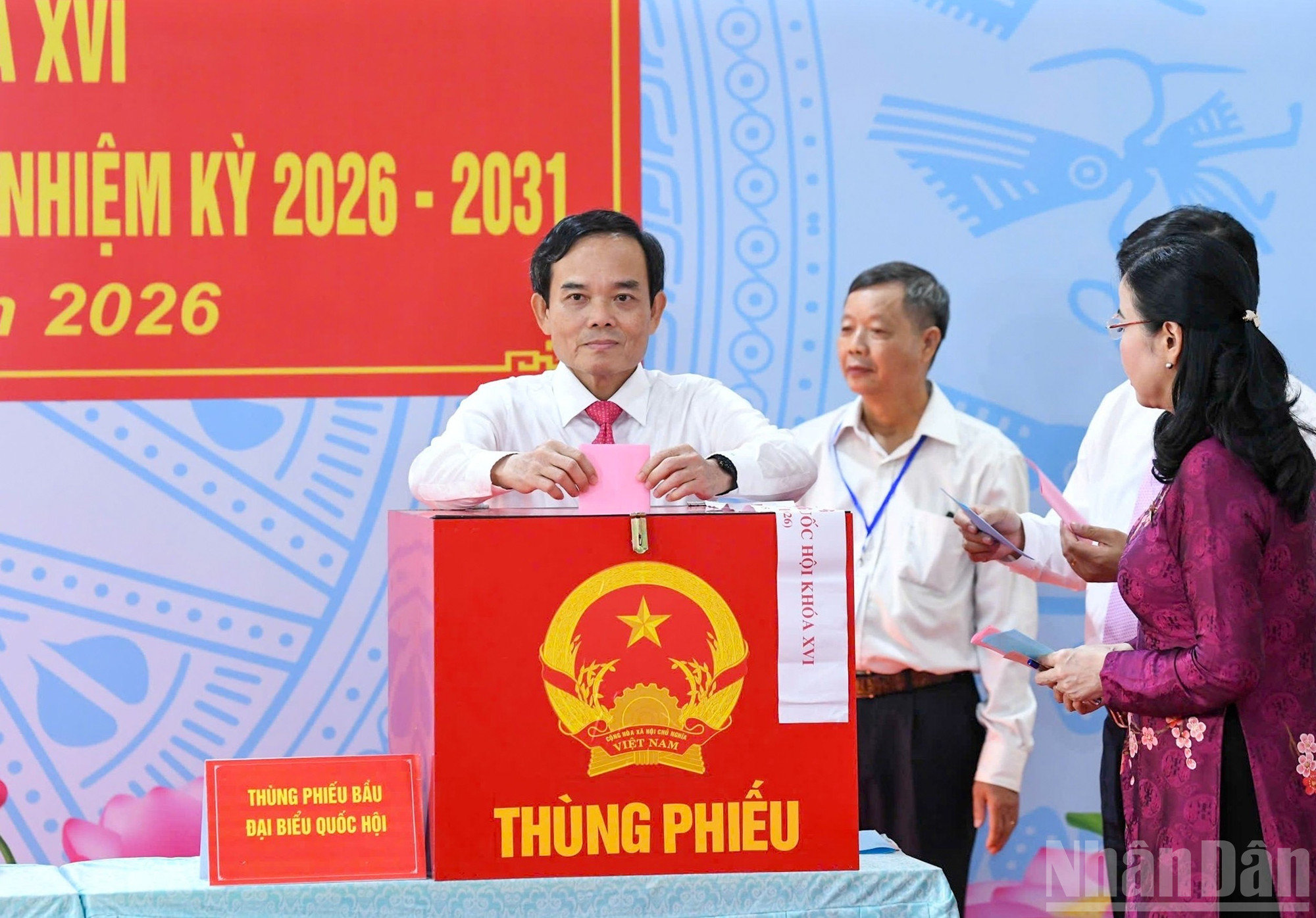 bi-thu-thanh-uy-thanh-pho-ho-chi-minh-tran-luu-quang-thuc-hien-quyen-bau-cu-tai-khu-vuc-bo-phieu-so-14-xa-hoc-mon-thanh-pho-ho-chi-minh.-anh-nhandan.vn.jpg