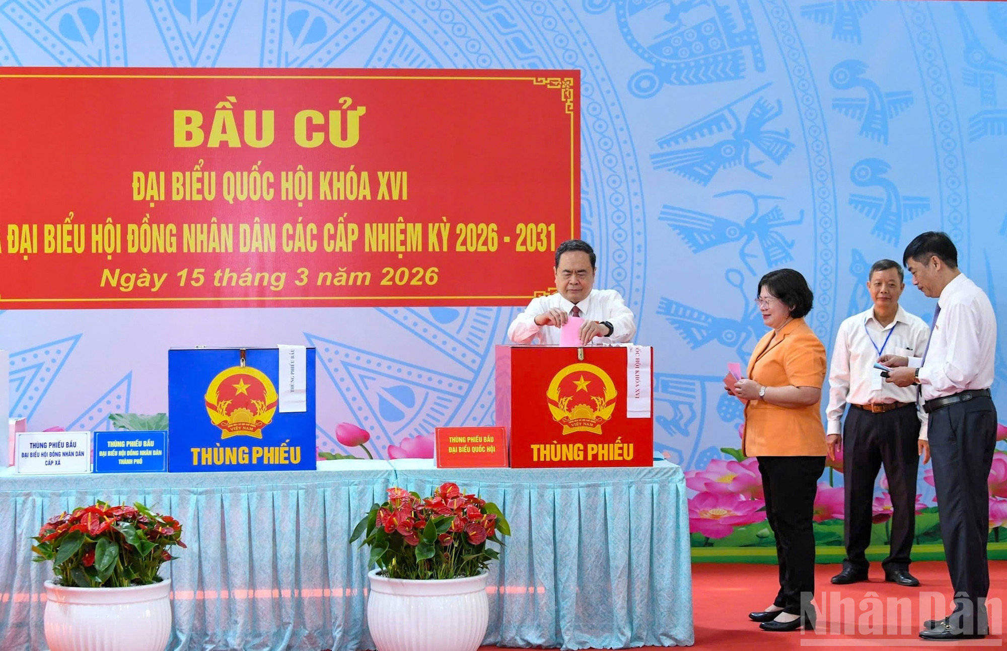 chu-tich-quoc-hoi-chu-tich-hoi-dong-bau-cu-quoc-gia-tran-thanh-man-thuc-hien-quyen-bau-cu-tai-khu-vuc-bo-phieu-so-14-xa-hoc-mon-thanh-pho-ho-chi-minh.-anh-nhandan.vn.jpg