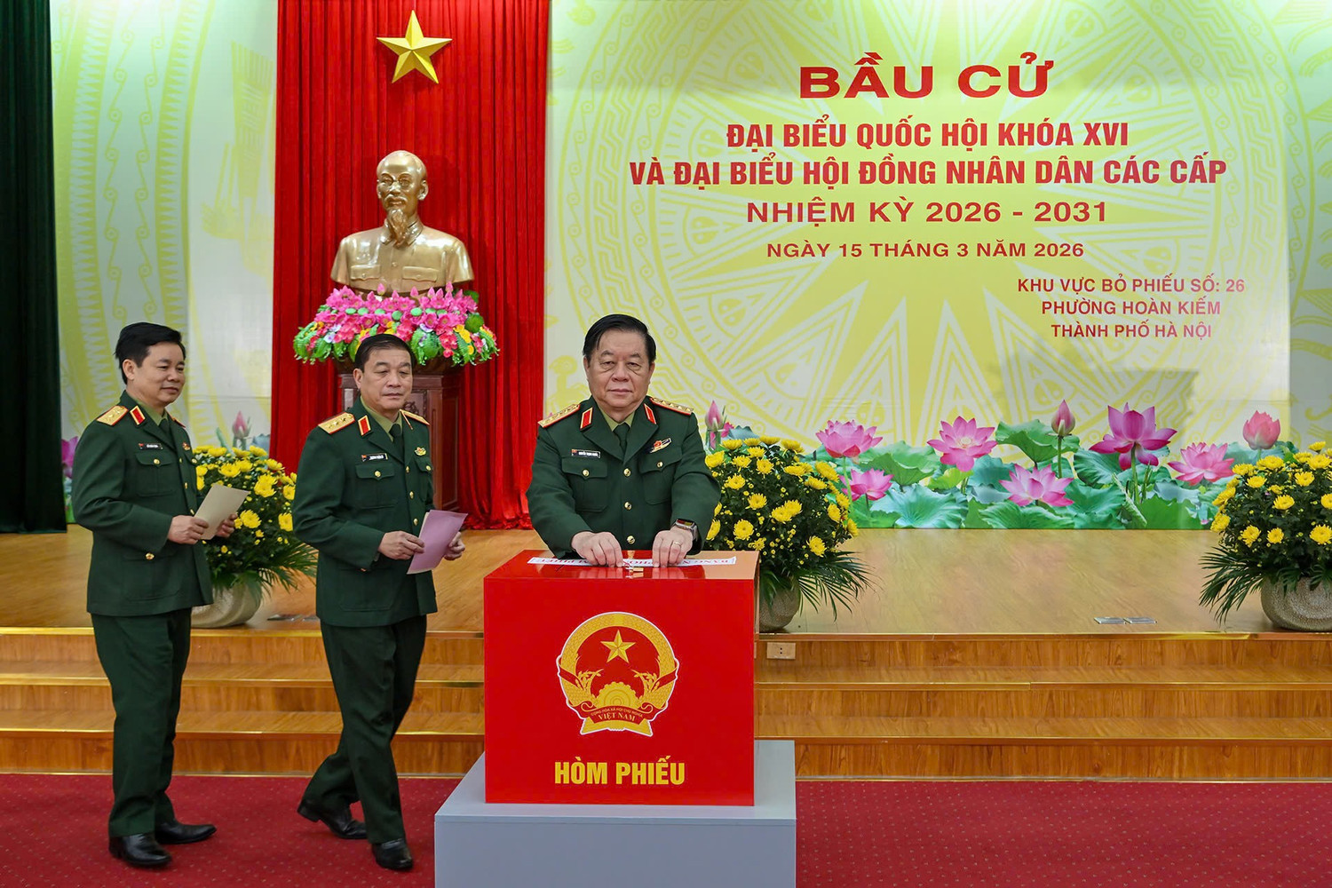 dai-tuong-nguyen-trong-nghia-uy-vien-bo-chinh-tri-bi-thu-trung-uong-dang-chu-nhiem-tong-cuc-chinh-tri-quan-doi-nhan-dan-viet-nam-thuc-hien-bo-phieu-tai-phuong-hoan-kiem-ha-noi.-anhthuy-nguyen.jpg