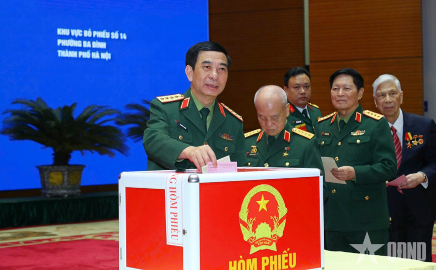 dai-tuong-phan-van-giang-bo-truong-bo-quoc-phong-thuc-hien-quyen-va-nghia-vu-cong-dan-anh-qdnd.jpg