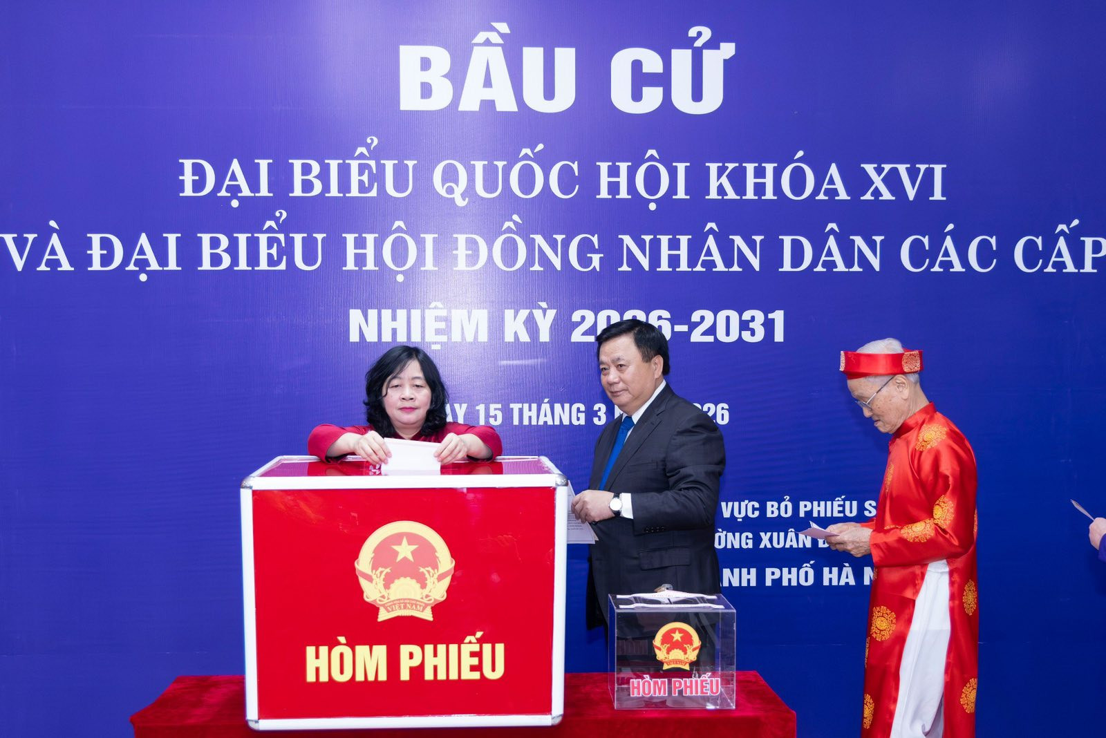 the-trung-uong-chu-tich-uy-ban-trung-uong-mat-tran-to-quoc-viet-nam-bui-thi-minh-hoai-bo-phieu-tai-phuong-xuan-dinh.-anh-vgp.jpg