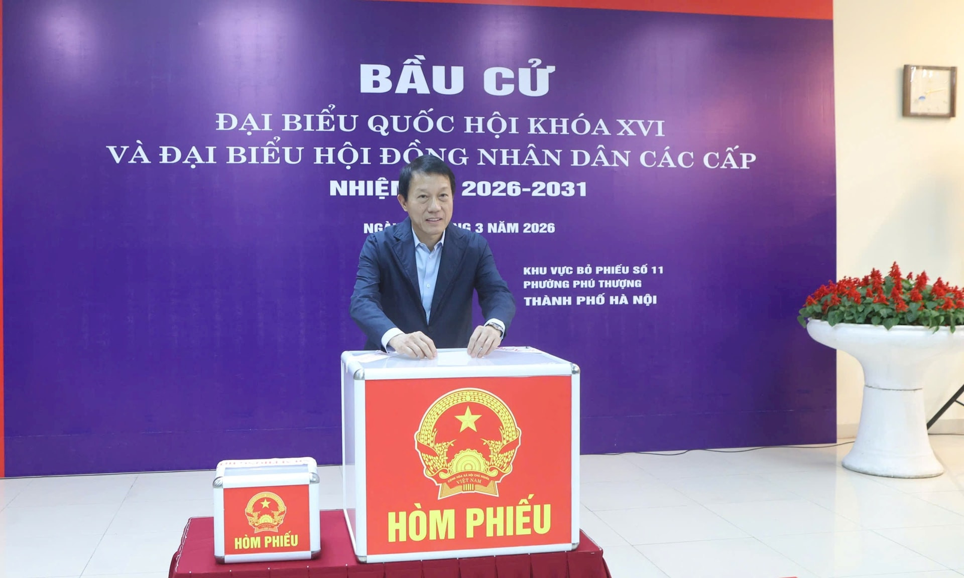 uy-vien-bo-chinh-tri-bo-truong-bo-cong-an-luong-tam-quang-tham-gia-bo-phieu-tai-phuong-phu-thuong-ha-noi.-anh-thanh-hai.jpg