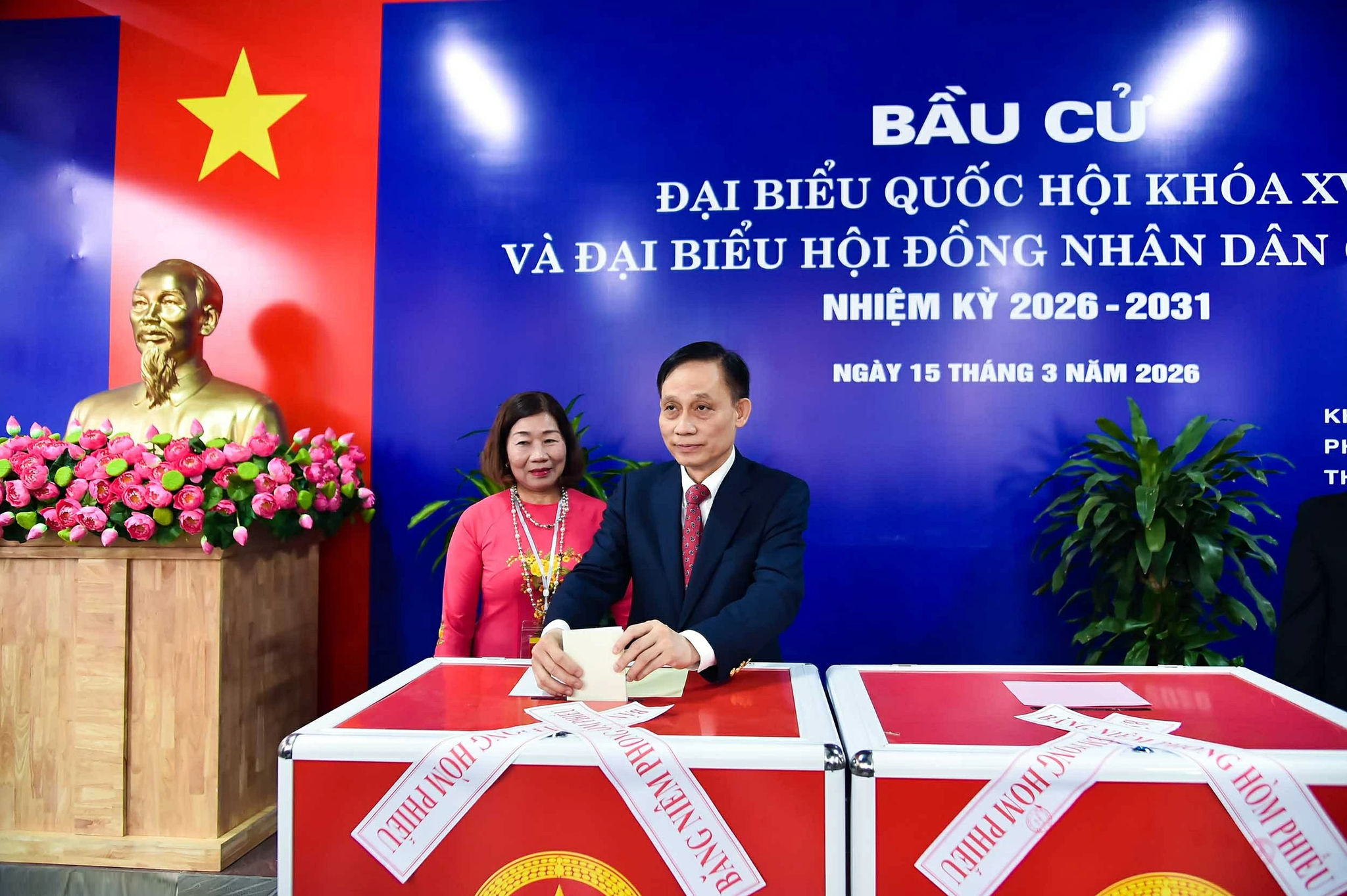 uy-vien-bo-chinh-tri-bo-truong-ngoai-giao-le-hoai-trung-thuc-hien-bo-phieu-bau-dai-bieu-quoc-hoi-viet-nam-va-dai-bieu-hoi-dong-nhan-dan-cac-cap-tai-phuong-giang-vo-ha-noi.-anh-tt.jpg