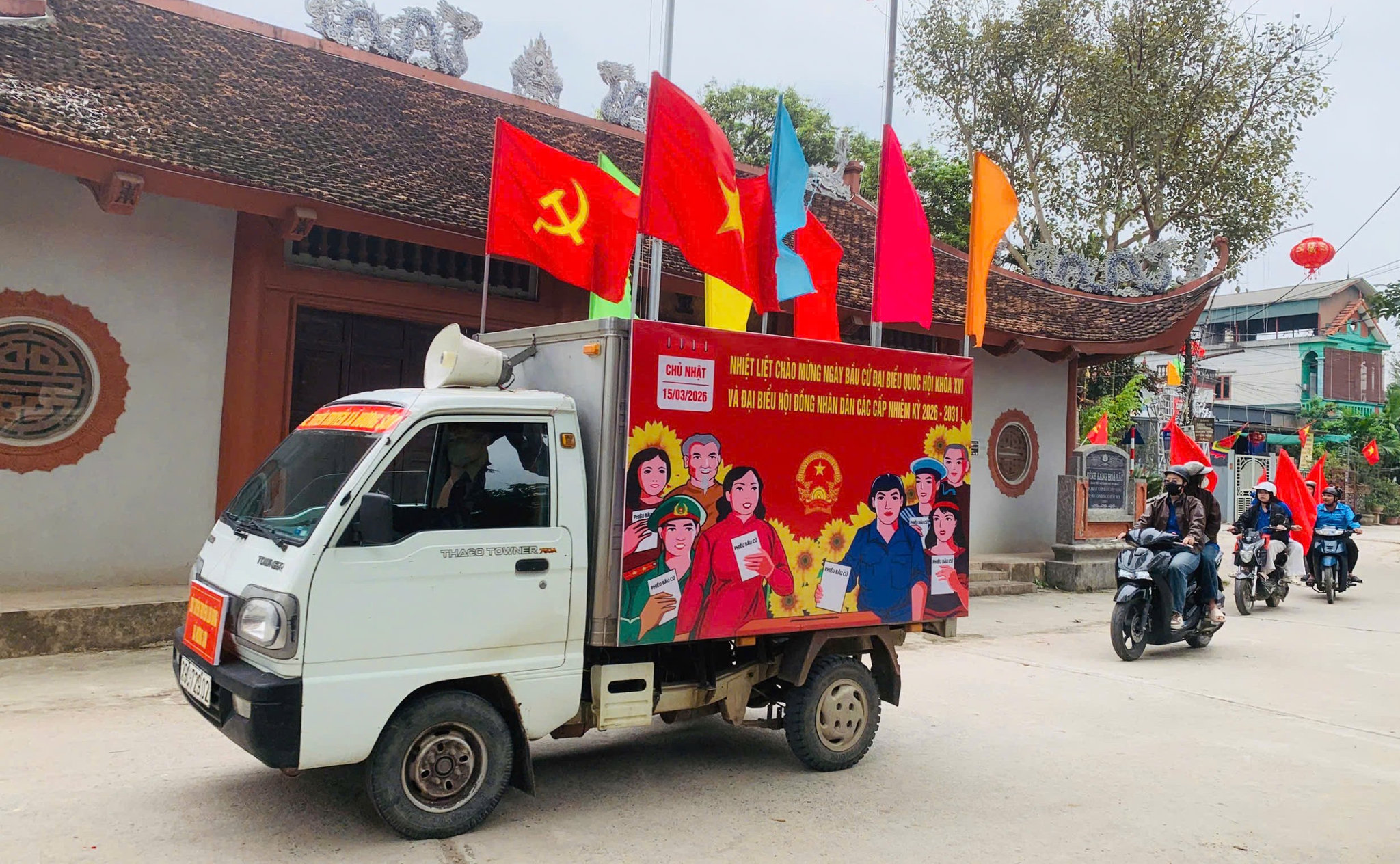 Các đoàn tuyên truyền lưu động đi đến các khu dân cư. Ảnh: NC