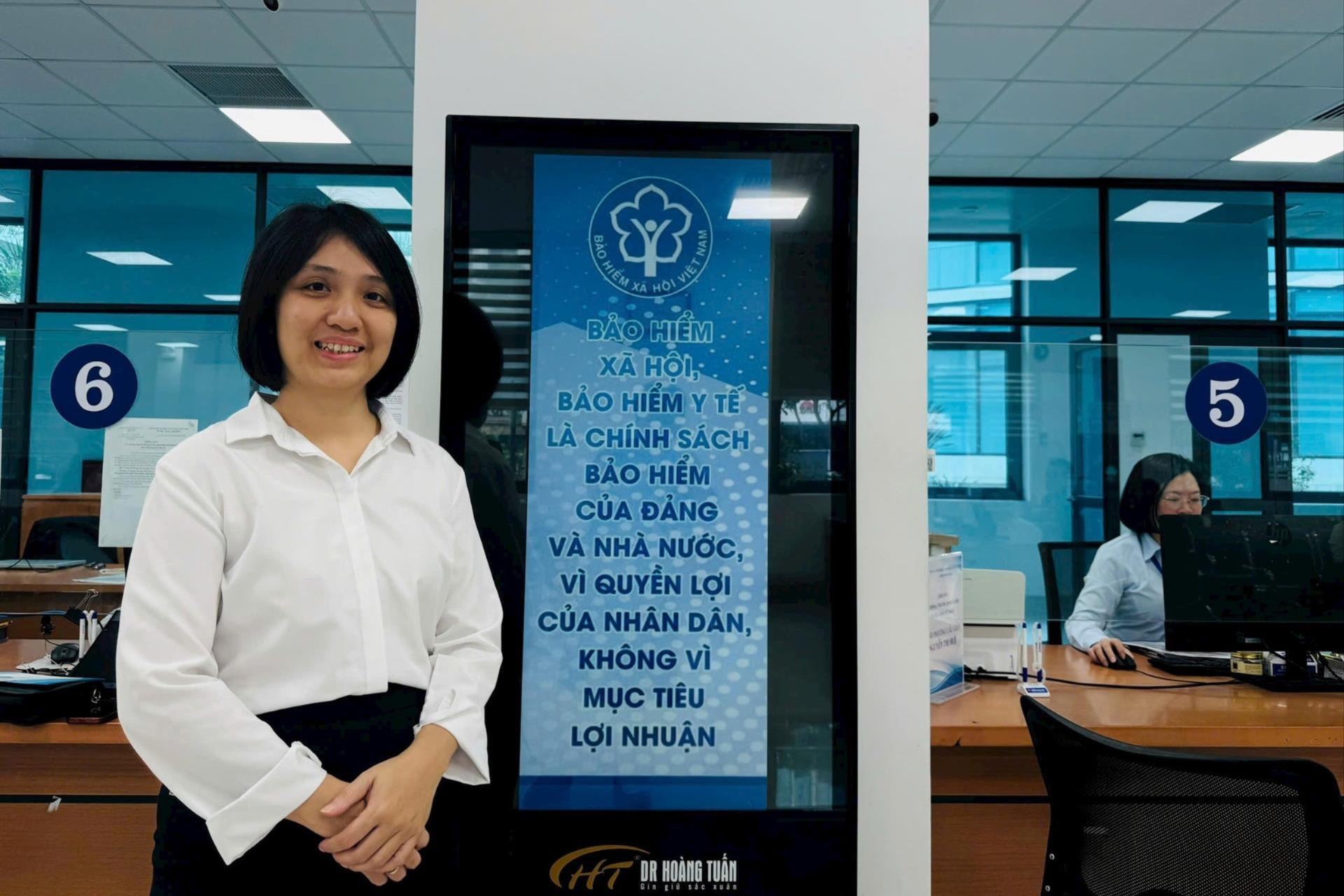 Bà Nguyễn Thanh Kim Huệ, Phó Giám đốc phụ trách BHXH cơ sở Cầu Giấy chia sẻ. Ảnh: Mai Hoa