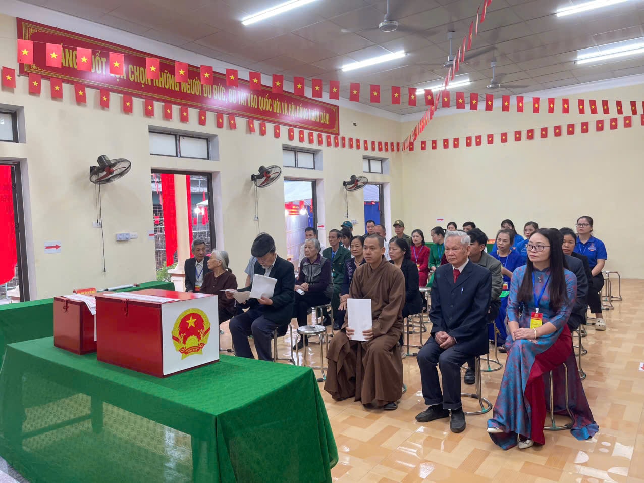Nhà tu hành Thích Đạo Huyên (chùa Hưng Khánh) dự lễ khai mạc bầu cử tại khu vực bỏ phiếu số 4 (Nhà văn hóa thôn 5). Ảnh: VB