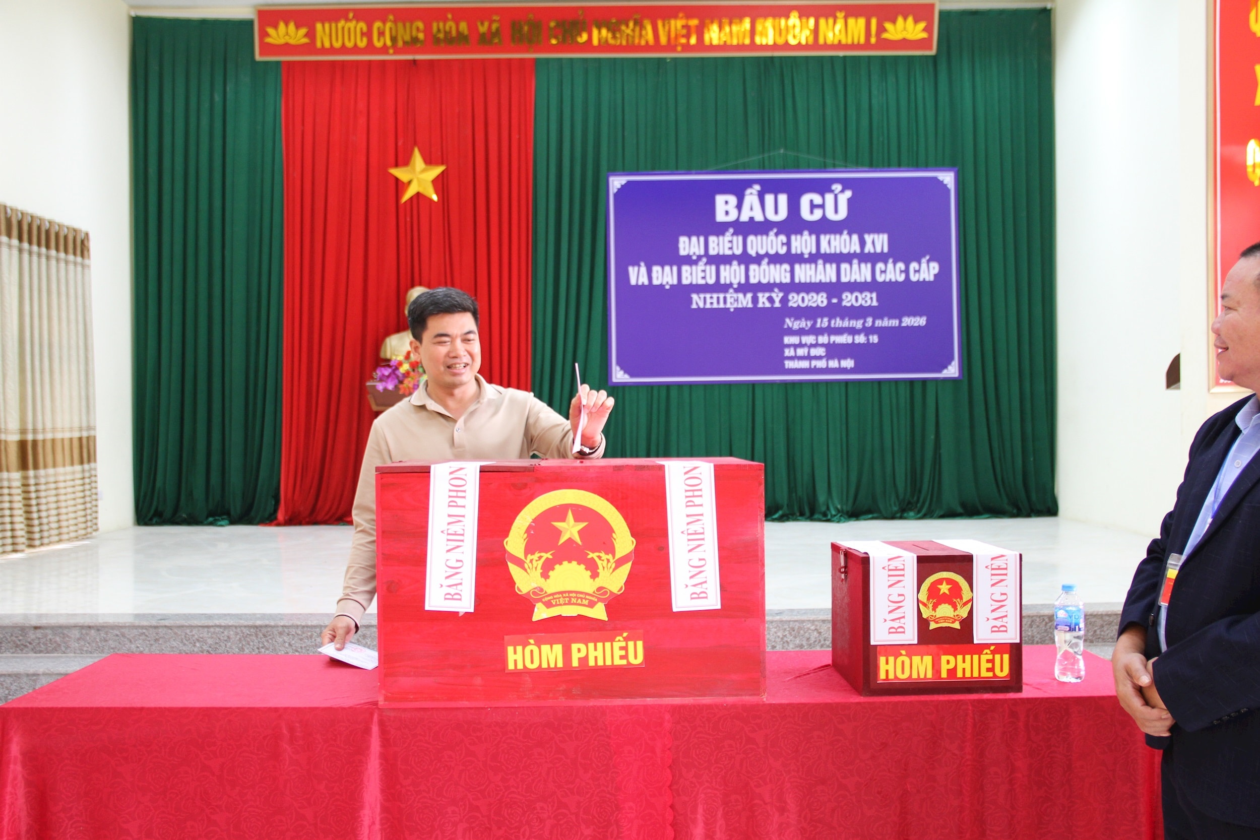 Linh mục Vũ Đình Du, Quản hạt xứ Mỹ Đức - Hòa Bình, Chính xứ Nghĩa Ải bỏ phiếu bầu cử. Ảnh: VB