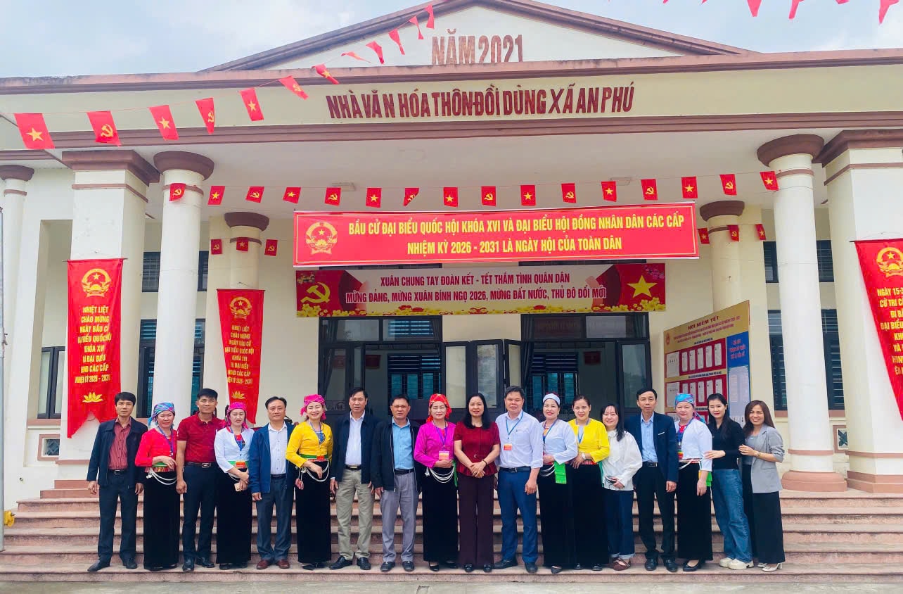Phó Bí thư Thường trực Đảng ủy xã Mỹ Đức Nguyễn Thị Thúy Hòa (thứ 10 từ trái qua) thăm hỏi, động viên và chụp ảnh lưu niệm cùng các cử tri và thành viên tổ bầu cử . Ảnh: VB