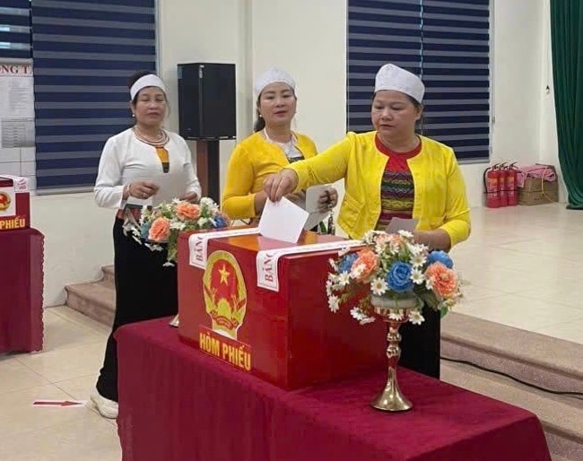 Cử tri đồng bào dân tộc Mường xã Mỹ Đức bỏ phiếu tại khu vực bỏ phiếu số 26 (Nhà Văn hóa thôn Đồi Dùng). Ảnh: VB