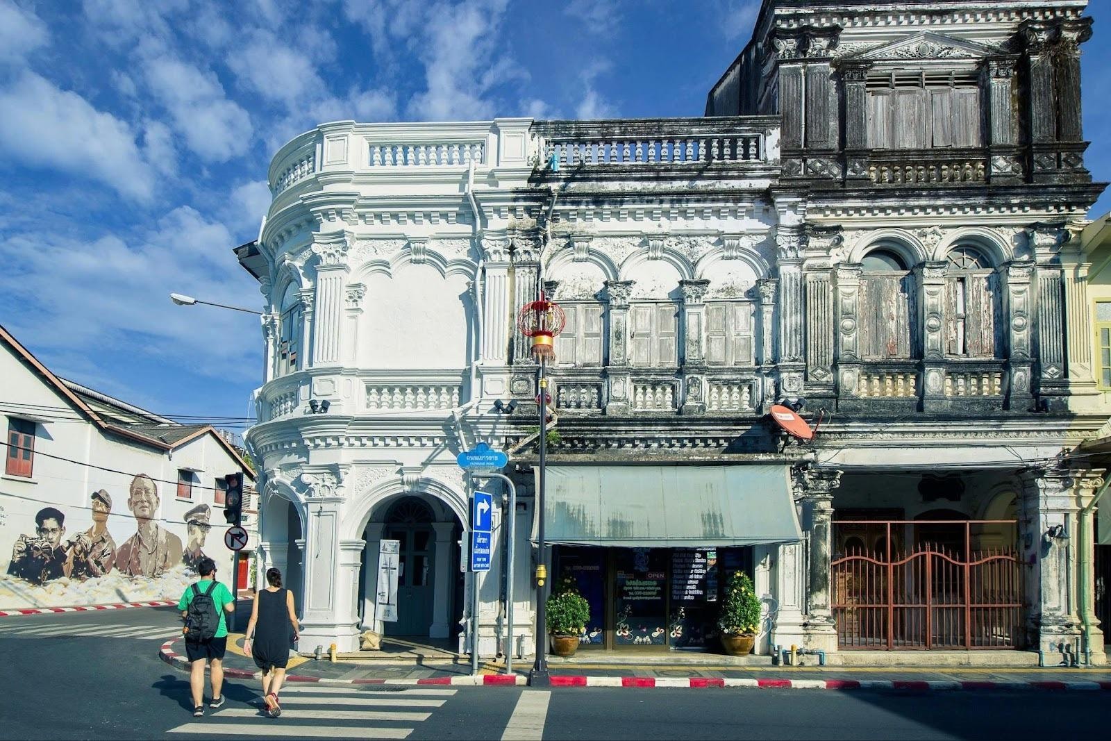 Phố cổ Phuket với các tòa nhà kiến trúc Hoa - Âu và tranh vẽ tường đặc trưng. Ảnh: TAT