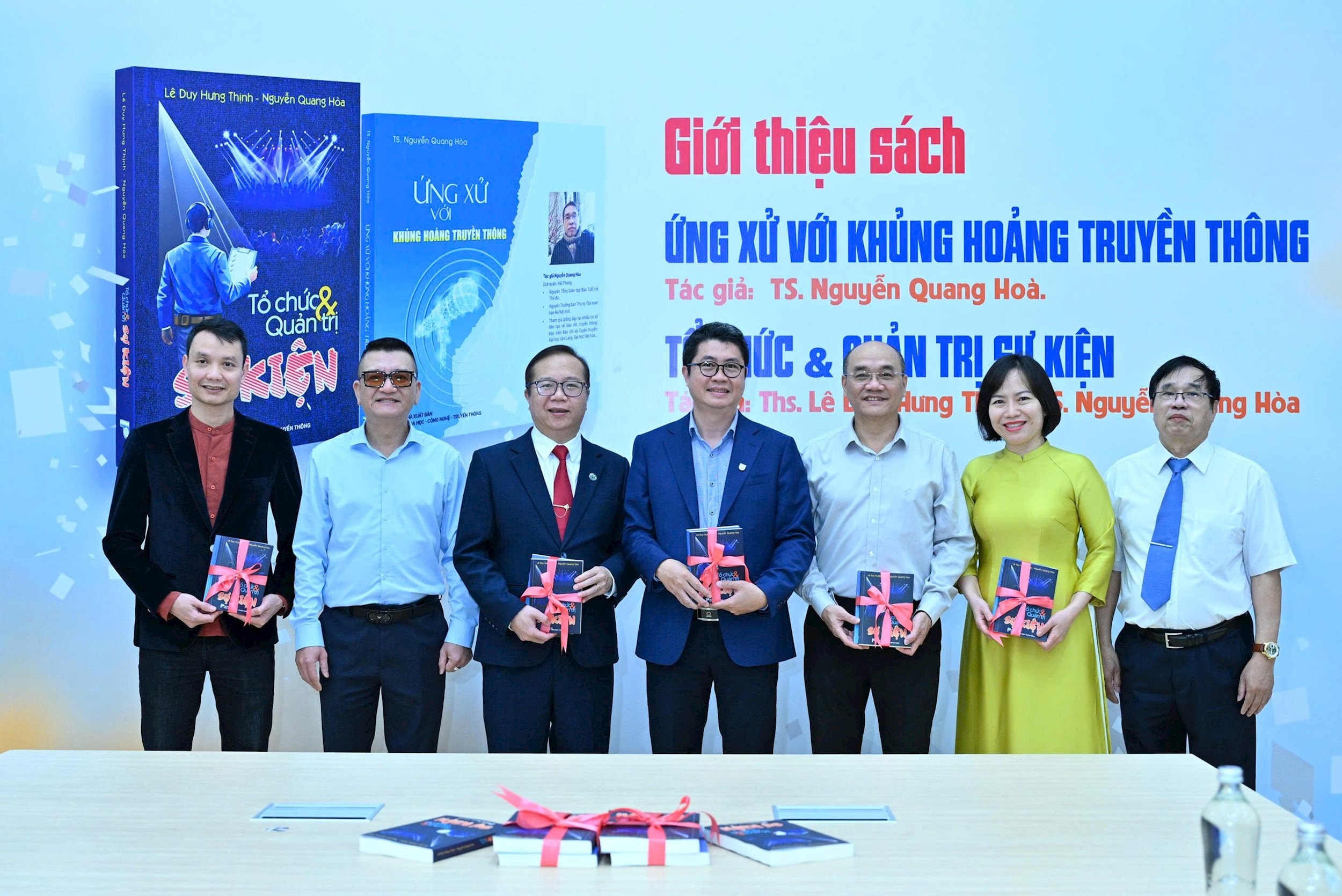 Tác giả Nguyễn Quang Hòa và Lê Duy Hưng Thịnh tặng sách tới các 