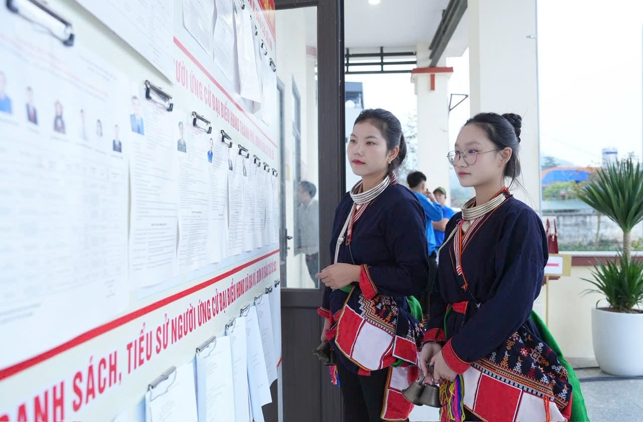 cu-tri-nguoi-dan-toc-dao-xa-ba-vi-xem-danh-sach-ung-cu-vien-truoc-khi-thuc-hien-bo-phieu.-anh-nguyen-trong.jpg