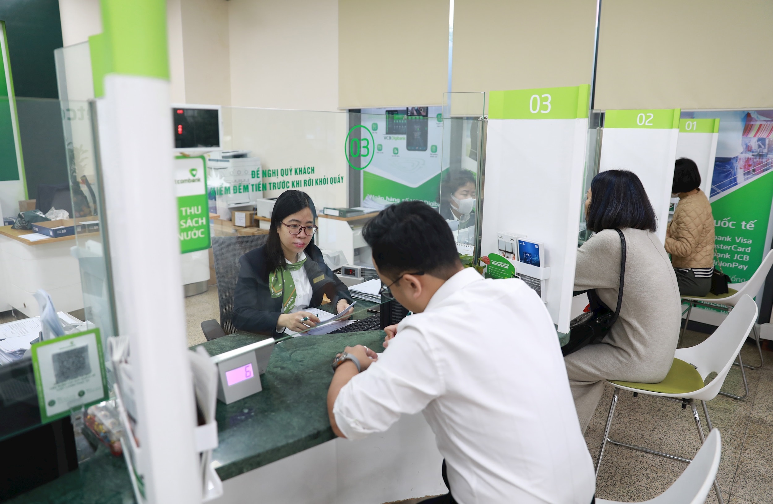 transazione-cliente-presso-la-banca-joint-per-il-commercio-estero-vietnamita.-quang-thai-photo.jpg