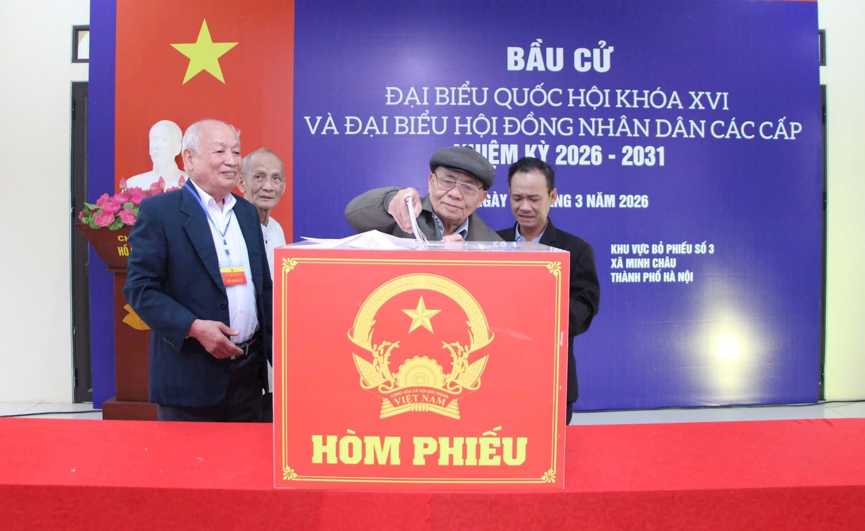 Persone del comune di Minh Chau partecipano alle elezioni nel seggio elettorale numero 3..jpg