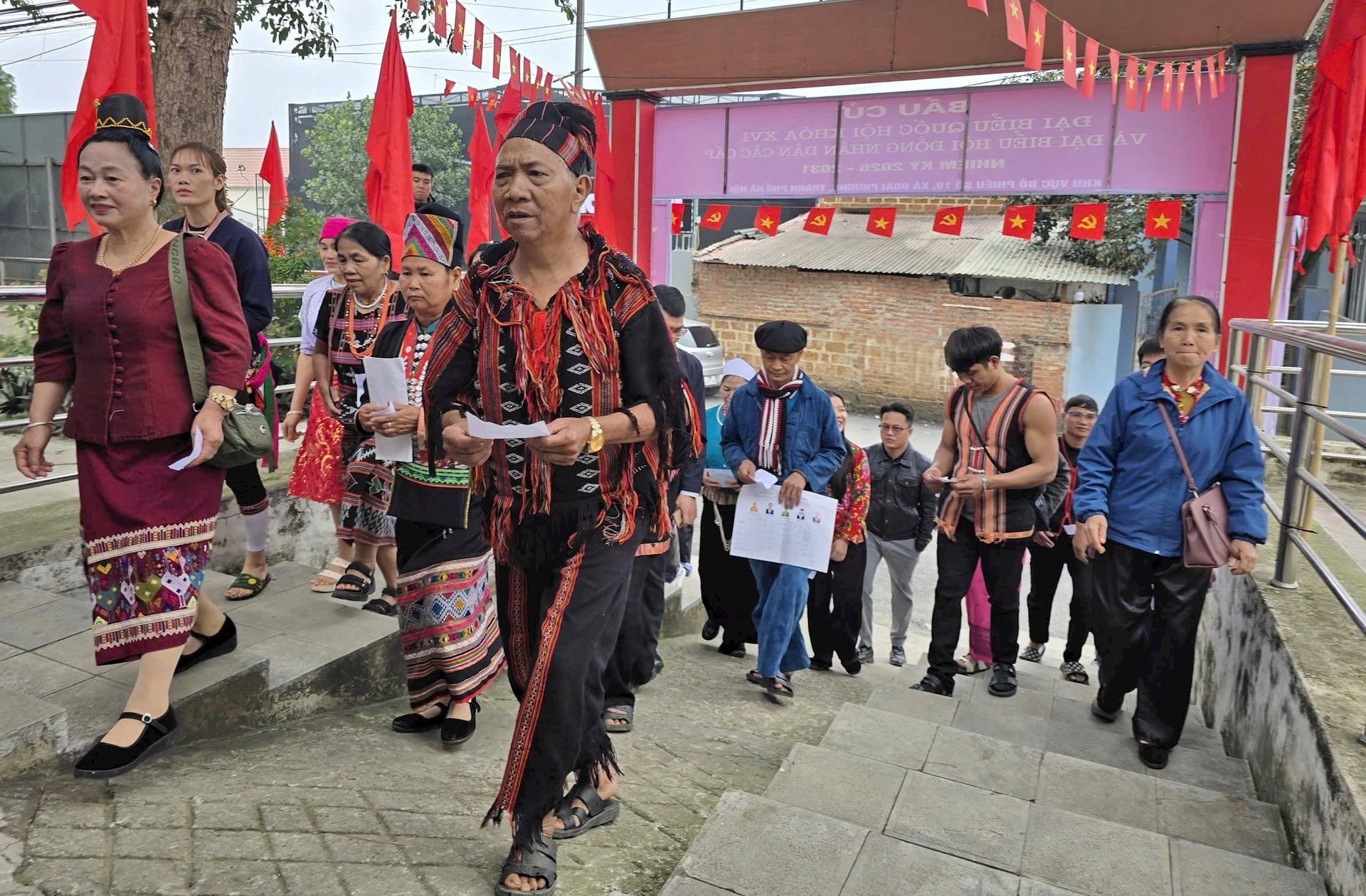 cac-cu-tri-la-dong-bao-dan-toc-muong-thai-lao-e-de-co-tu-sinh-song-tai-lang-van-hoa-du-lich-cac-dan-toc-viet-nam-xa-doai-phuong-di-bau-cu.-anh-tran-hang.jpg