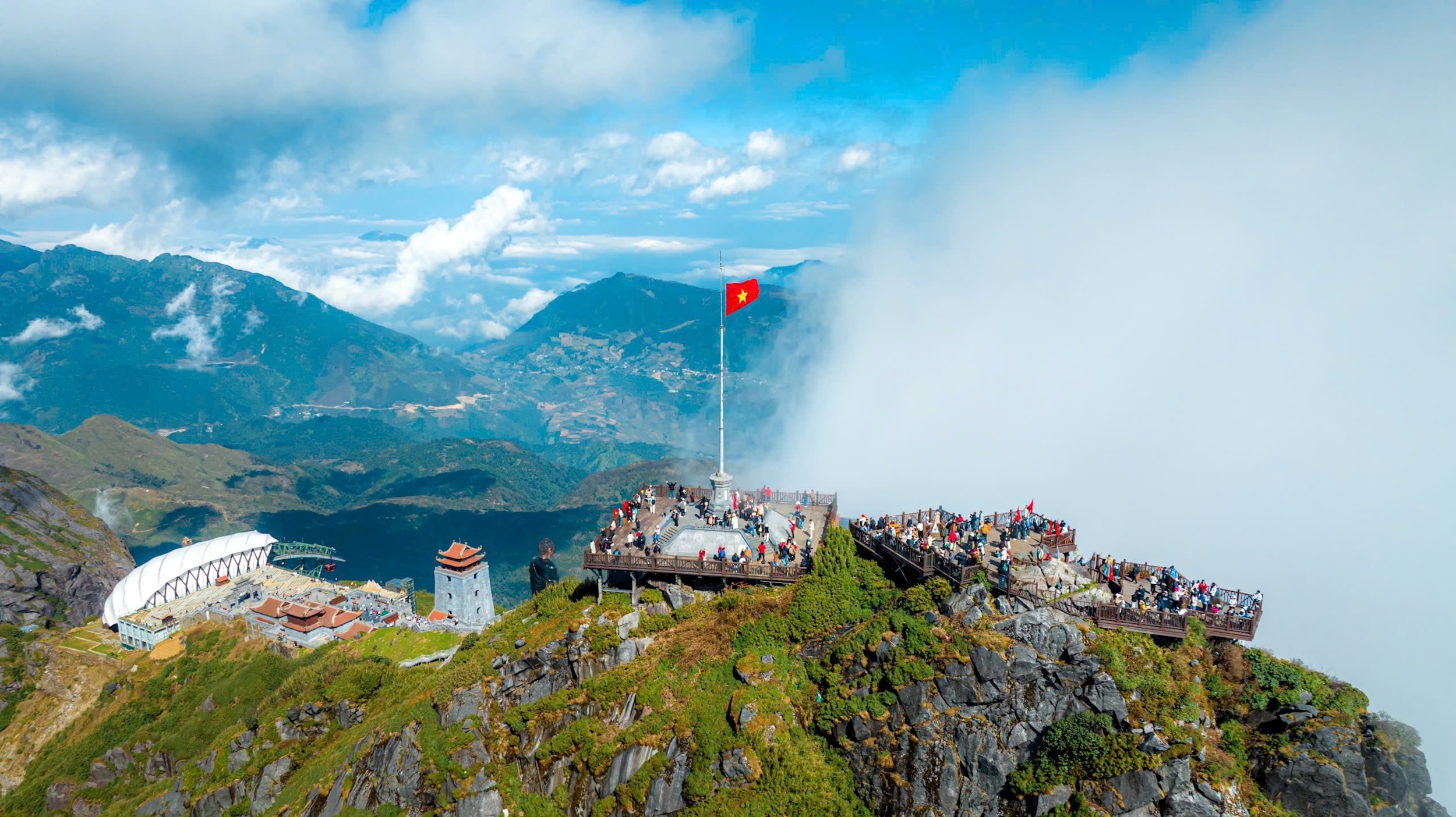 turisti-visitatori-che-visitano-il-palazzo-di-fansipan-della-terra-reale-lien-son-dinh-lao-cai-.-anh-minh-tu.jpg