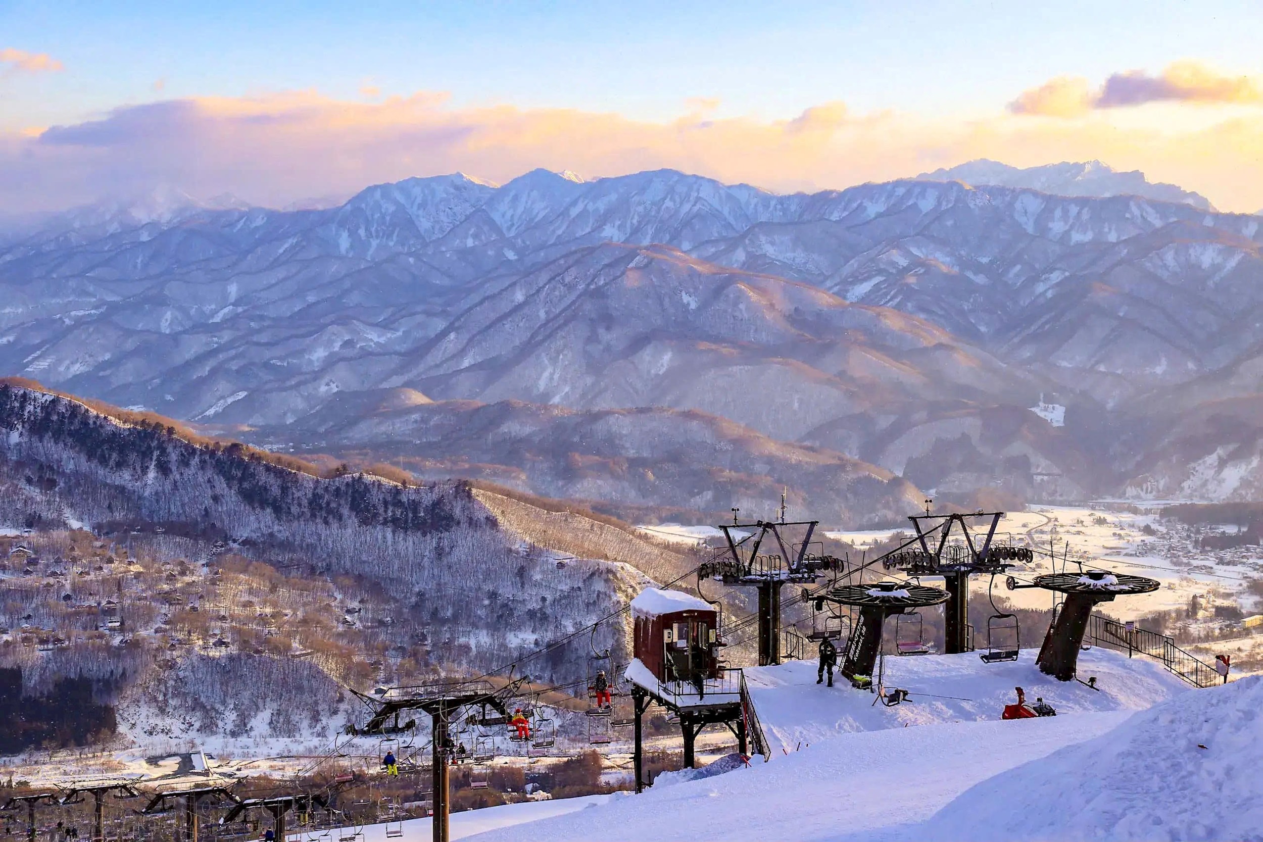 Toàn cảnh thung lũng Hakuba phủ tuyết trắng nhìn từ khu trượt tuyết, với dãy Alps Nhật Bản hùng vĩ trải dài dưới ánh hoàng hôn. Ảnh: Hakuba.com