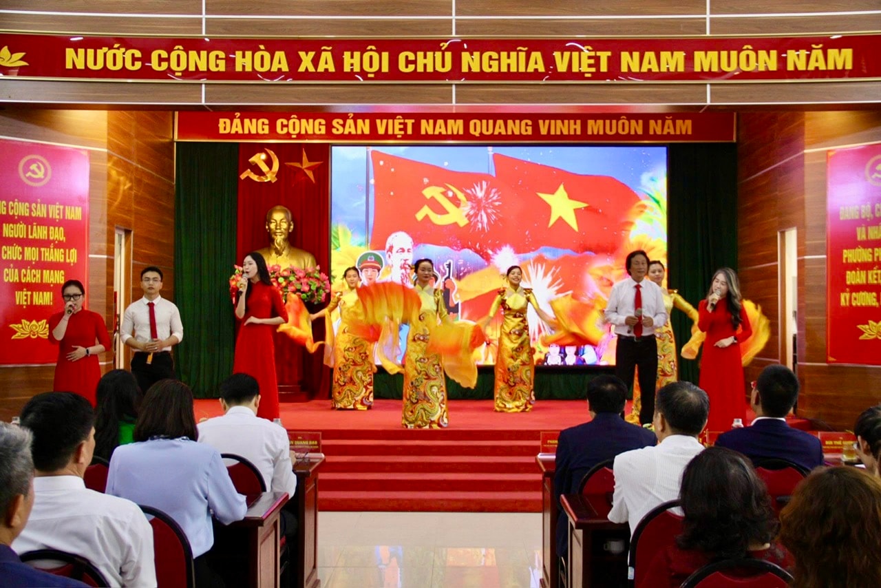 Một tiết mục văn nghệ tại hội nghị. Ảnh: C.K