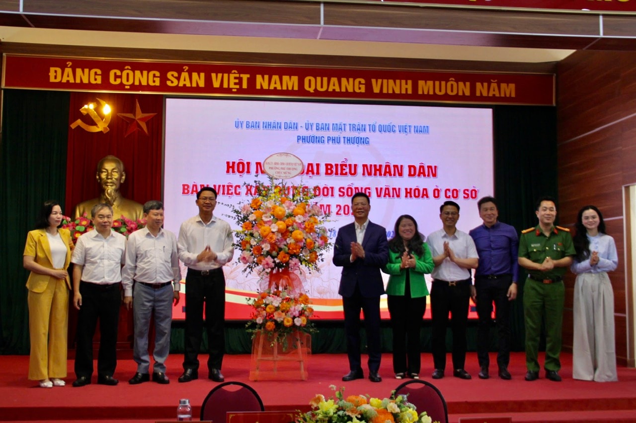 Lãnh đaĐảng ủy phường Phú Thượng tặng lẵng hoa chúc mừng hội nghị. Ảnh: C.K