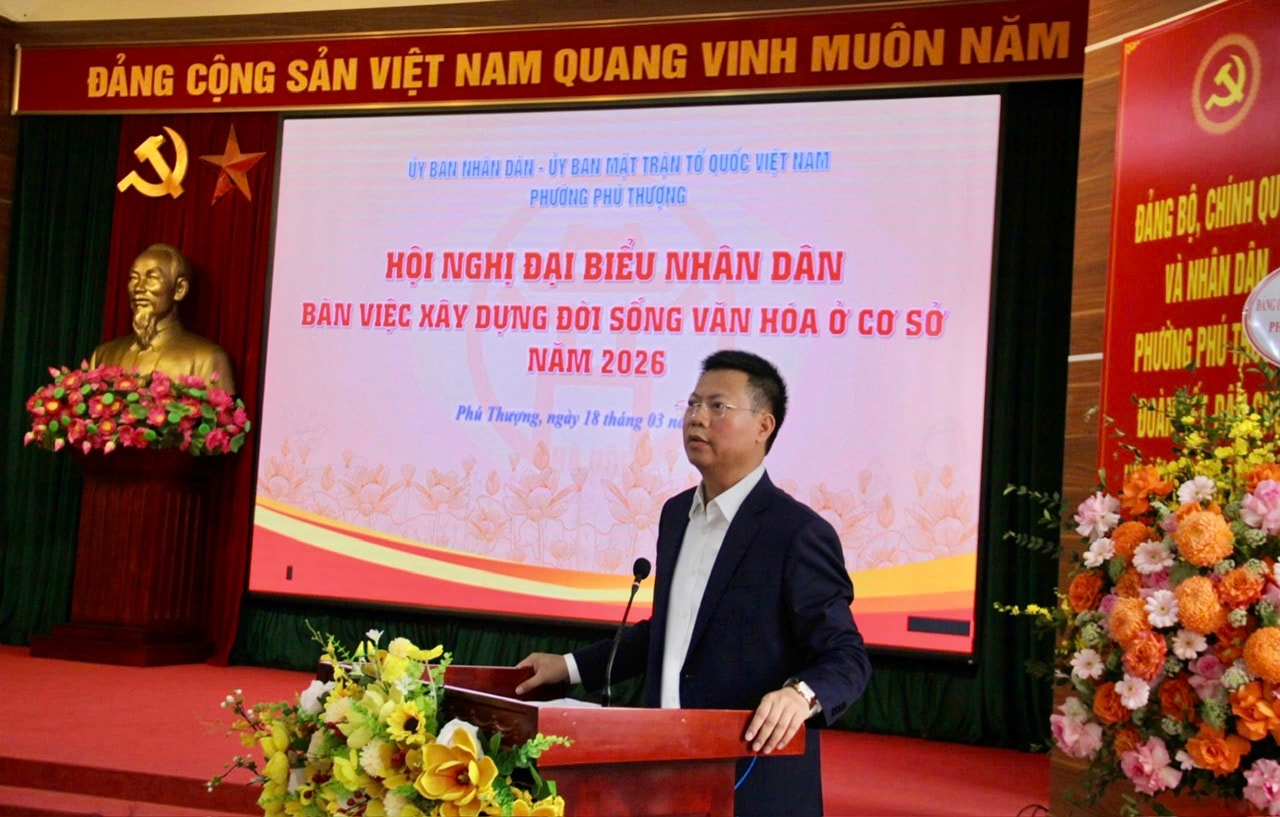 Phó Bí thư Đảng ủy, Chủ tịch UBND phường Phú Thượng Đỗ Đình Sơn phát biểu tại hội nghị. Ảnh: C.K