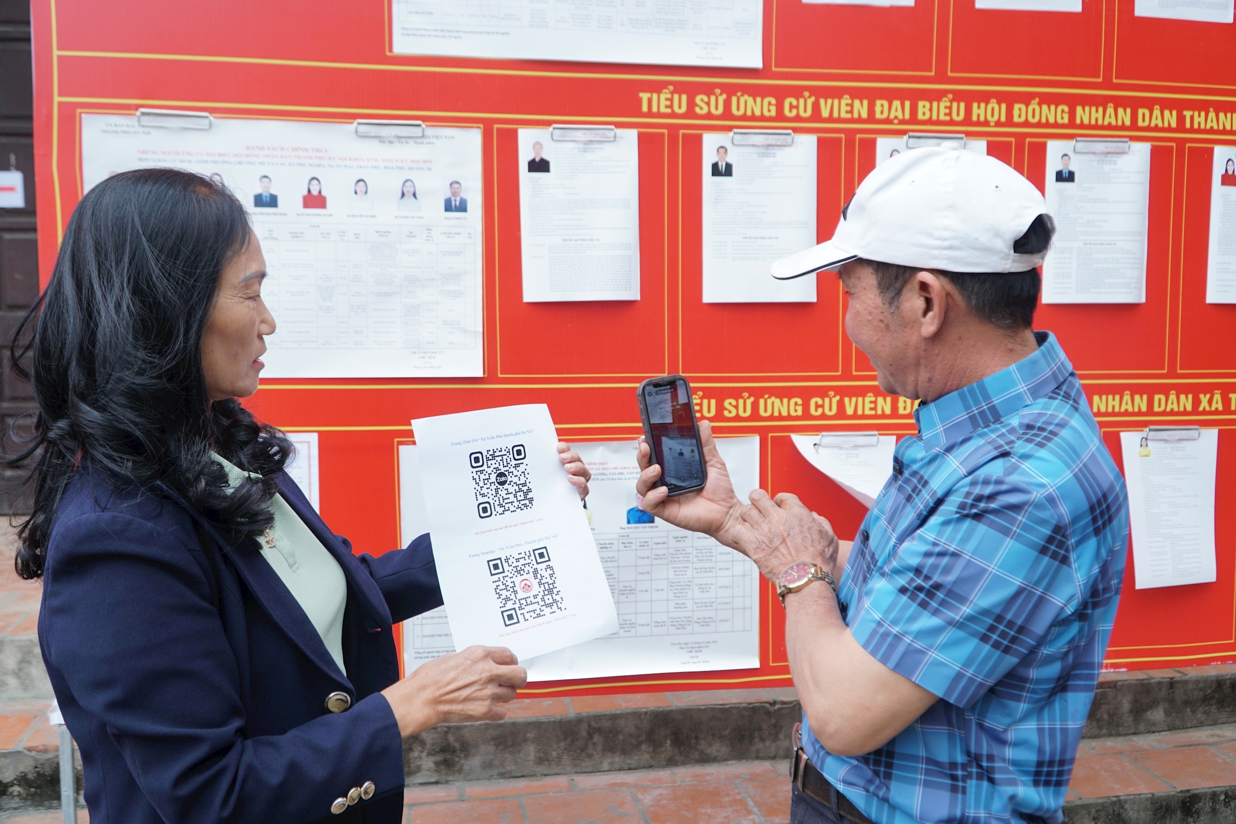 Tại các khu vực bỏ phiếu đều được bố trí mã QR Code để người dân tìm kiếm thông tin thuận tiện hơn. Ảnh: Minh Khiêm