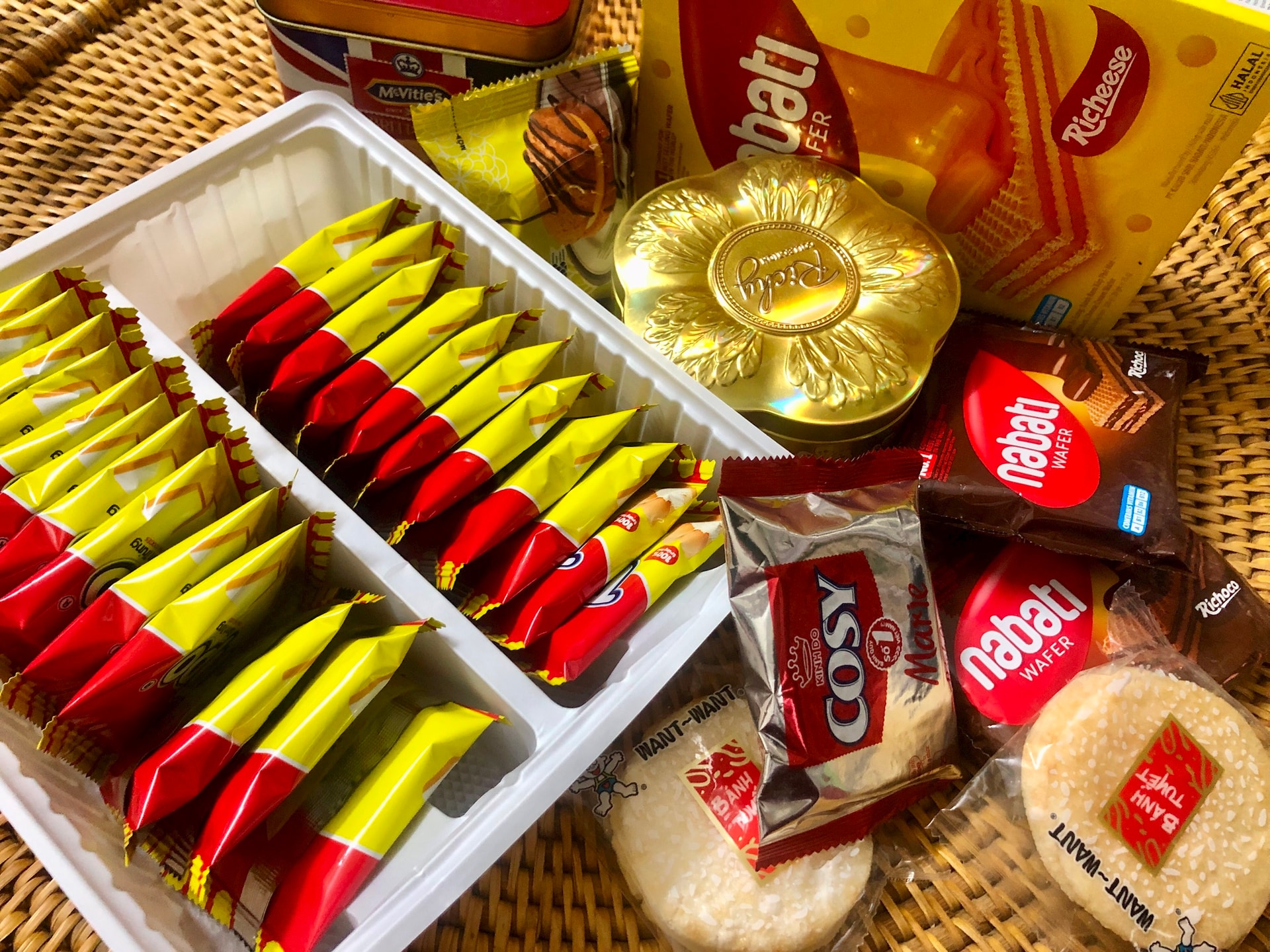 Niewykorzystane resztki słodyczy i cukierków po Tet (wietnamskim Nowym Roku) można przekazać potrzebującym. Zgodnie z wietnamską tradycją, ciasta, dżemy i cukierki są nieodzowne podczas rytuałów Tet i spotkań rodzinnych. Wierząc, że Tet musi obfitować, wiele rodzin przygotowuje różnorodne słodycze, które ofiarowuje jako kadzidło i dla gości. Wraz z rozwojem gospodarczym i poprawą standardów życia, w ostatnich latach znacznie wzrosło zapotrzebowanie na żywność Tet. Ludzie nie tylko robią zakupy dla swoich rodzin, ale także obdarowują się prezentami Tet.