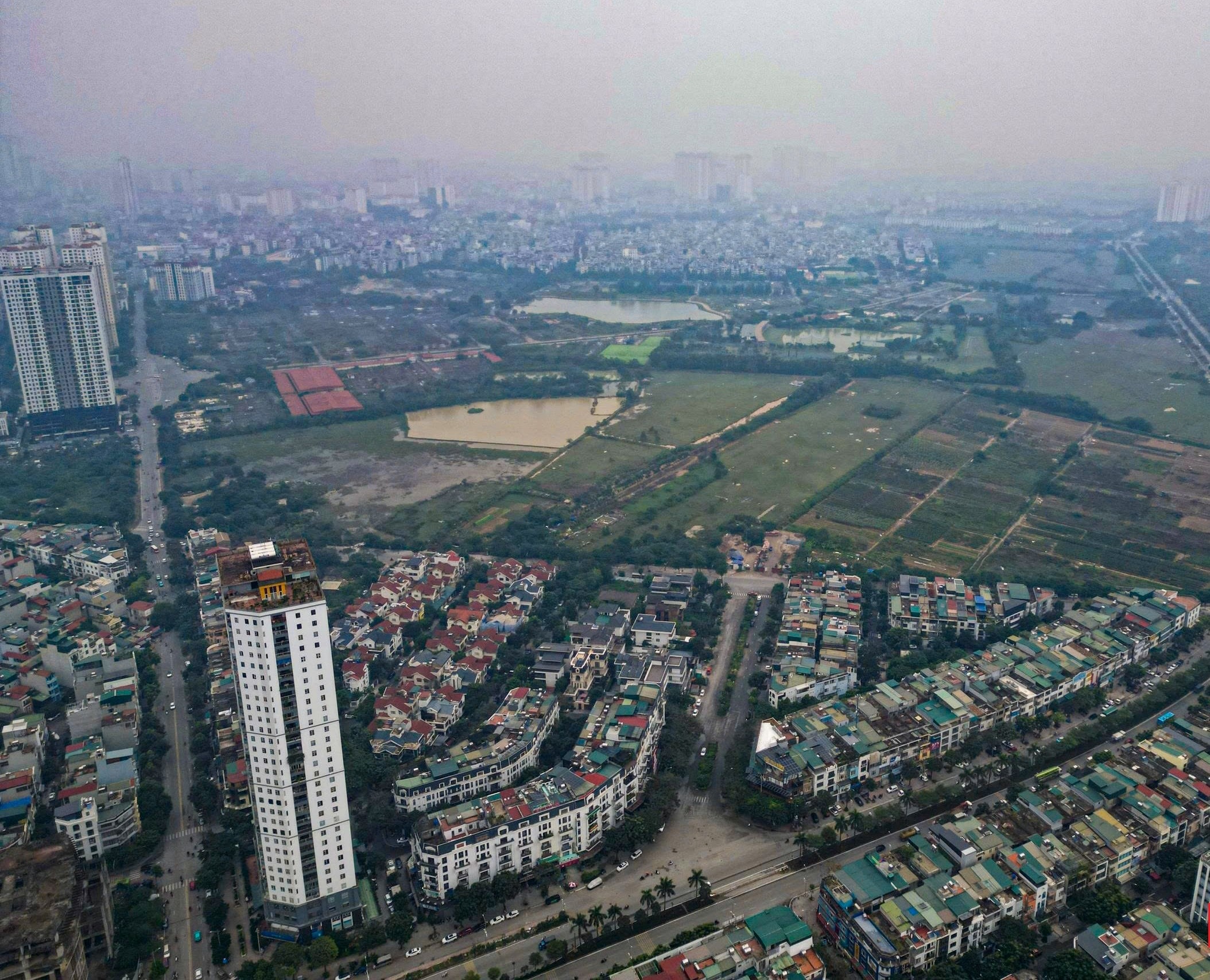 Trong bối cảnh Hà Nội đang hướng tới mô hình đô thị hiện đại và bền vững, việc xây dựng một hệ thống định giá đất minh bạch, hợp lý không chỉ là yêu cầu quản lý mà còn là nền tảng quan trọng cho sự phát triển dài hạn của thị trường bất động sản và tài chính đô thị. Ảnh: Khánh Huy
