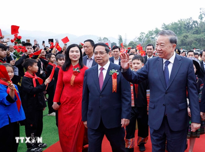 tong-bi-thu-va-thu-tuong-du-le-khoi-cong-dong-tho-dong-loat-cac-truong-noi-tru-lien-cap-bien-gioi-8649904-2.jpg